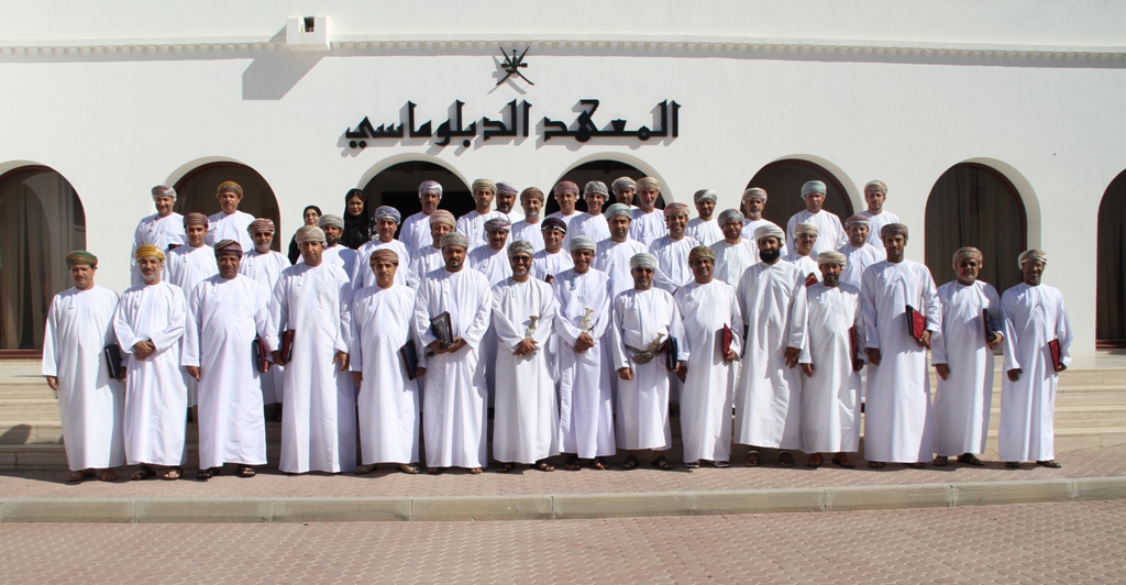 موظفون يستكشفون المبادئ الموجهة لسياسات السلطنة الخارجية