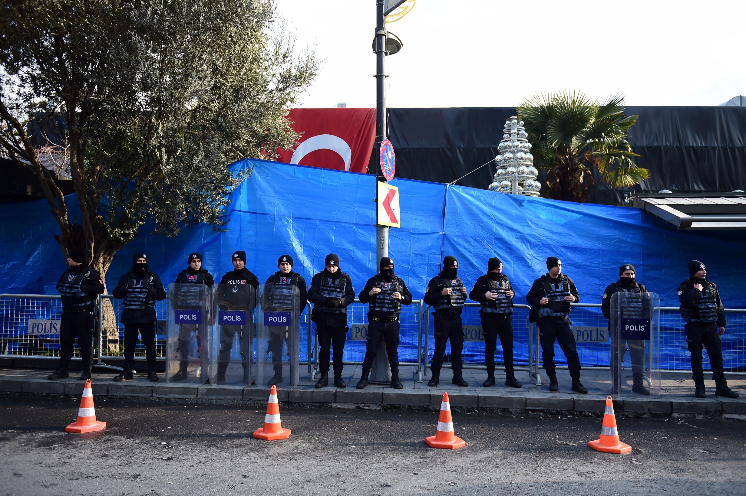 Gunman kills 39 in Istanbul nightclub, manhunt under way