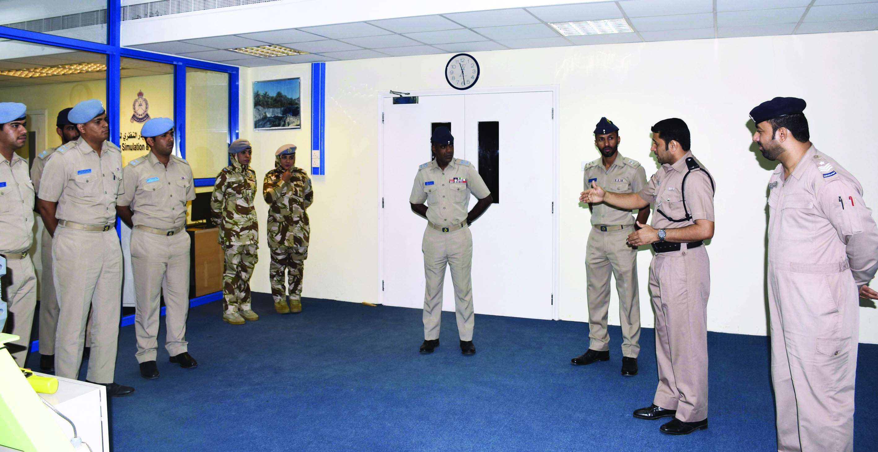 ضباط وأفراد سلاح الجو السلطاني العماني يزورون معهد السلامة المرورية
