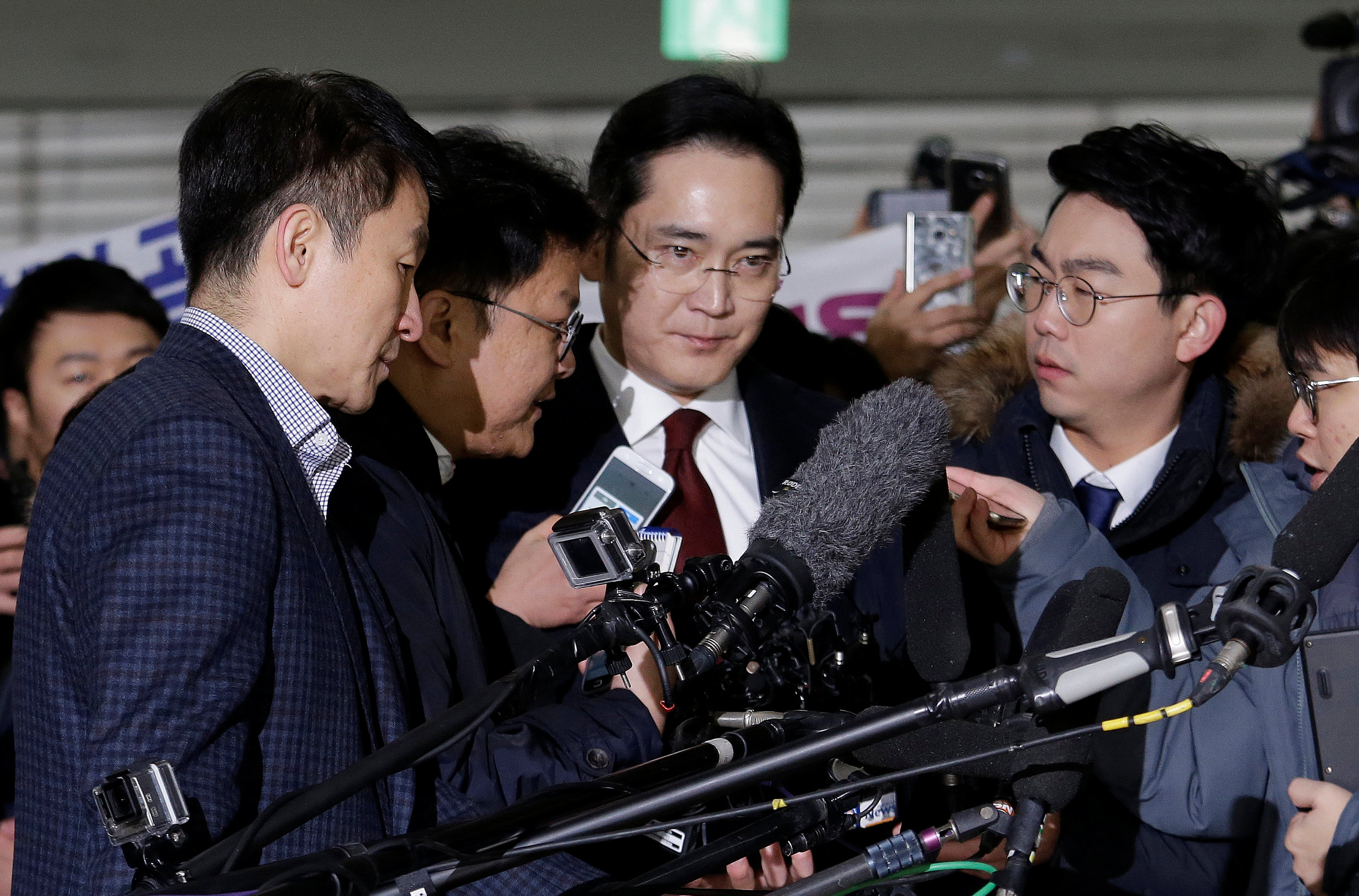 Samsung chief questioned by prosecutors in S.Korea political scandal