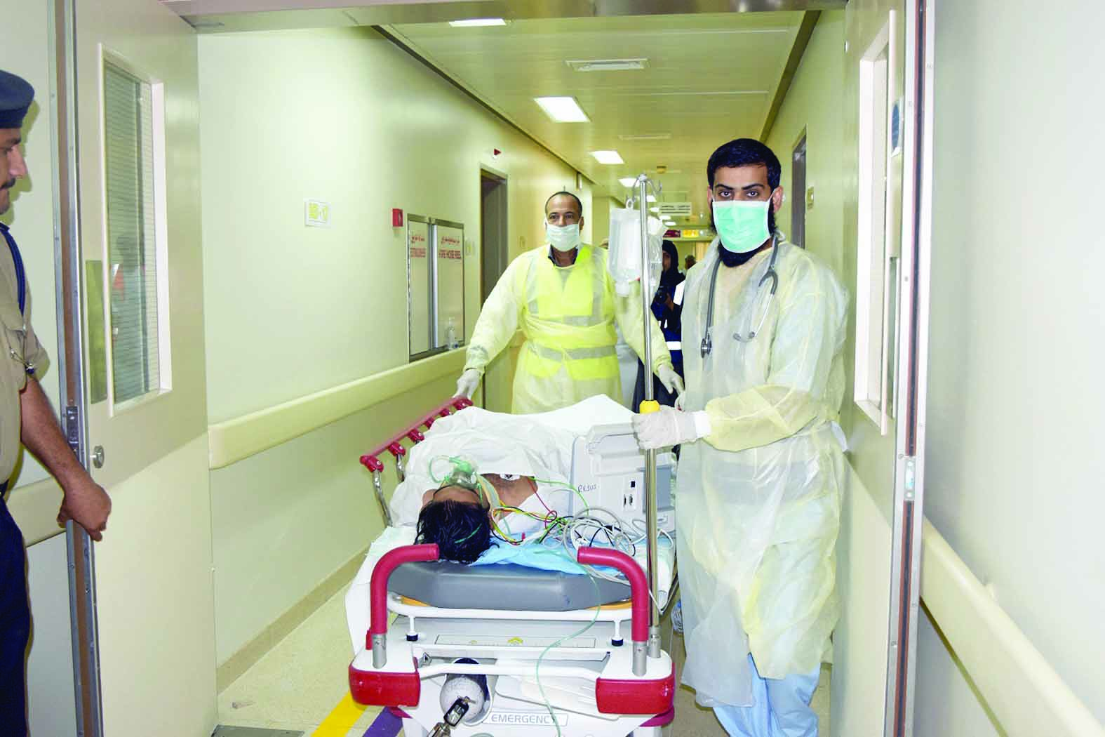 مستشفى نزوى ينظم تمريناً عملياً للتعامل مع الكوارث بالتعاون مع إدارة الدفاع المدني