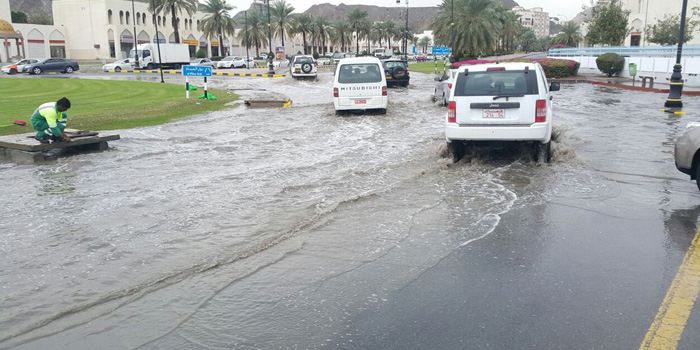 Muscat Municipality begins clearing roads and drains in Oman