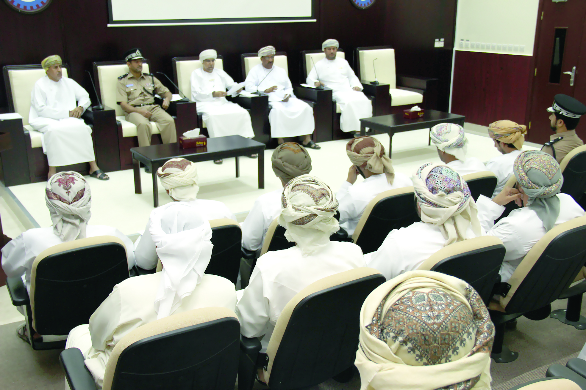 «البريمي» تبحــث تحديـــات استقدام القوى العاملة الوافدة