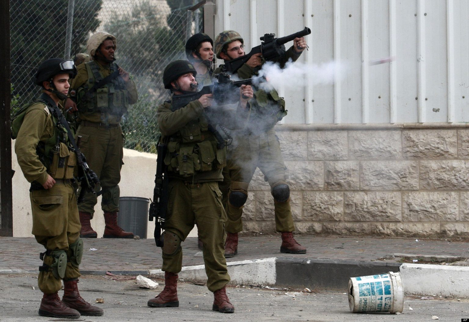 إصابة ثلاثة شبان فلسطينيين برصاص قوات الاحتلال الإسرائيلي