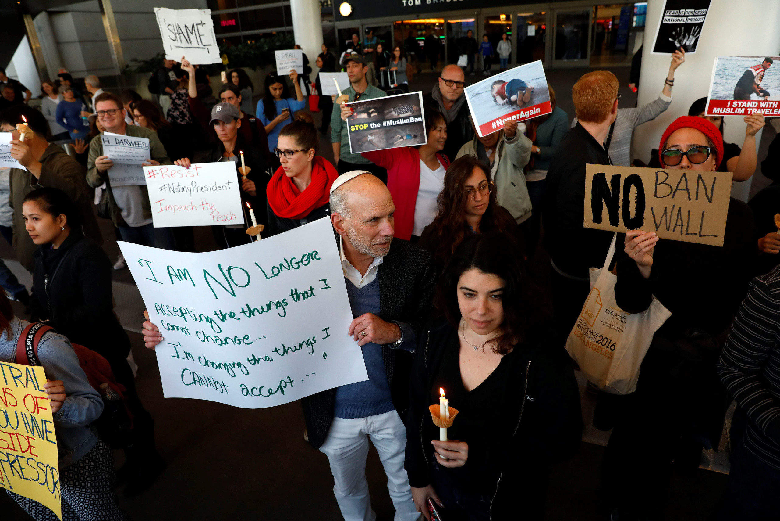 بالصور.. "ربكة" في مطارات العالم بعد حظر دخول رعايا 7 دول لأمريكا