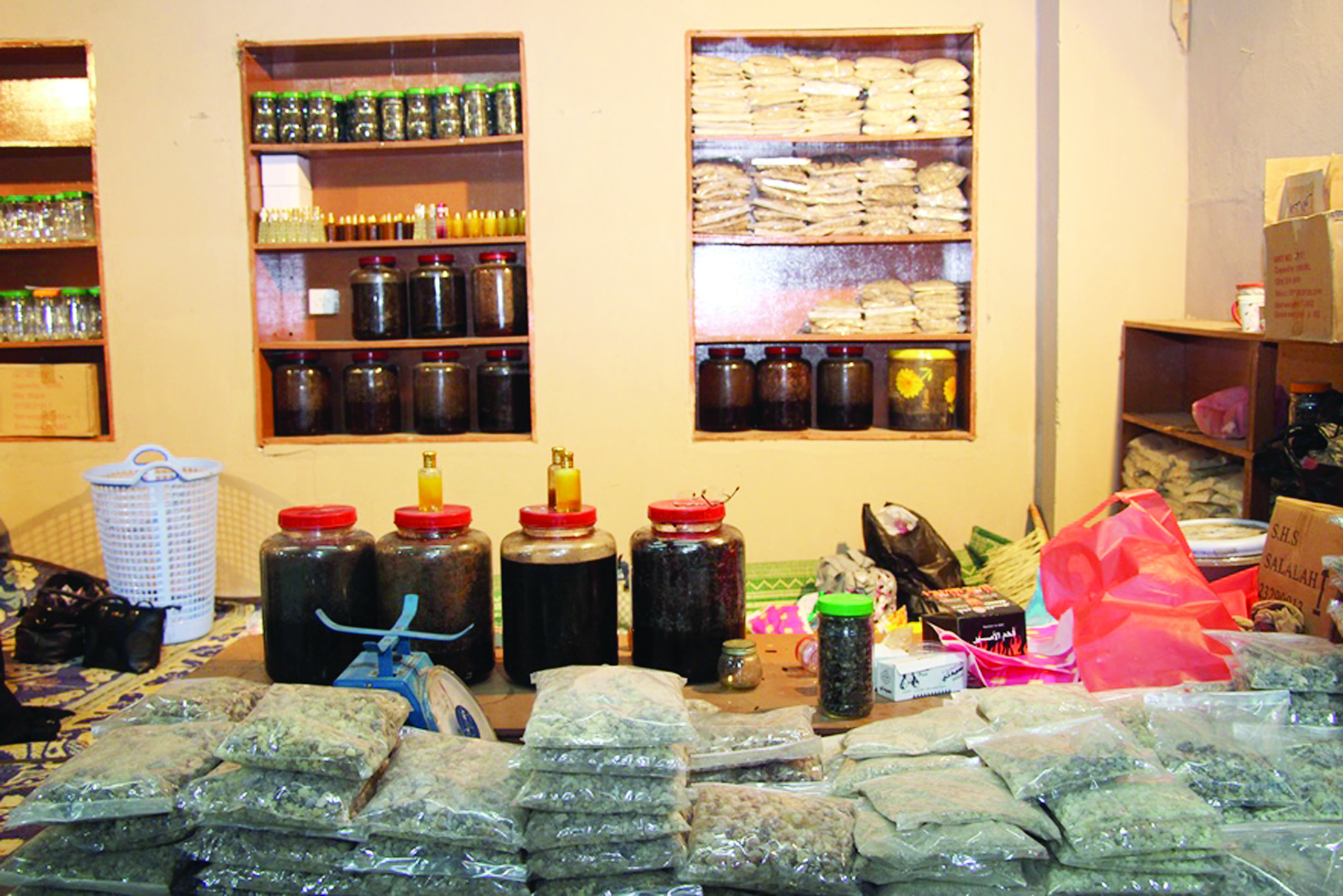 رائحة البخور تفوح في متنزه العامرات