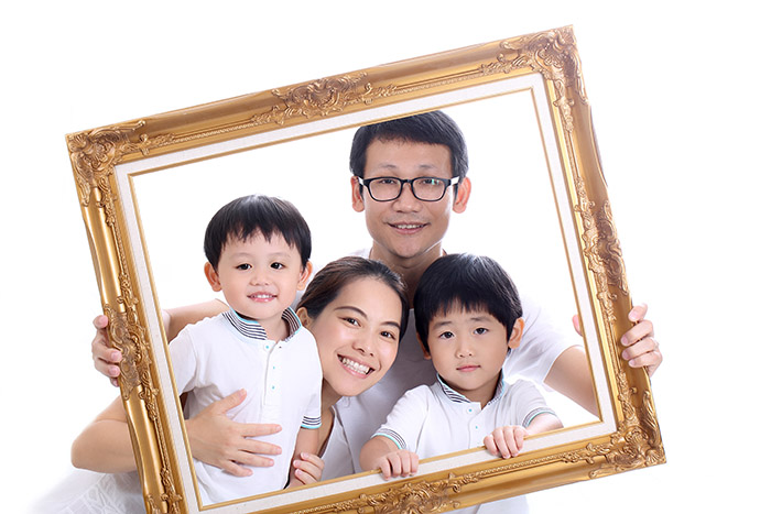 Four dynamic ways to style your family’s portraits