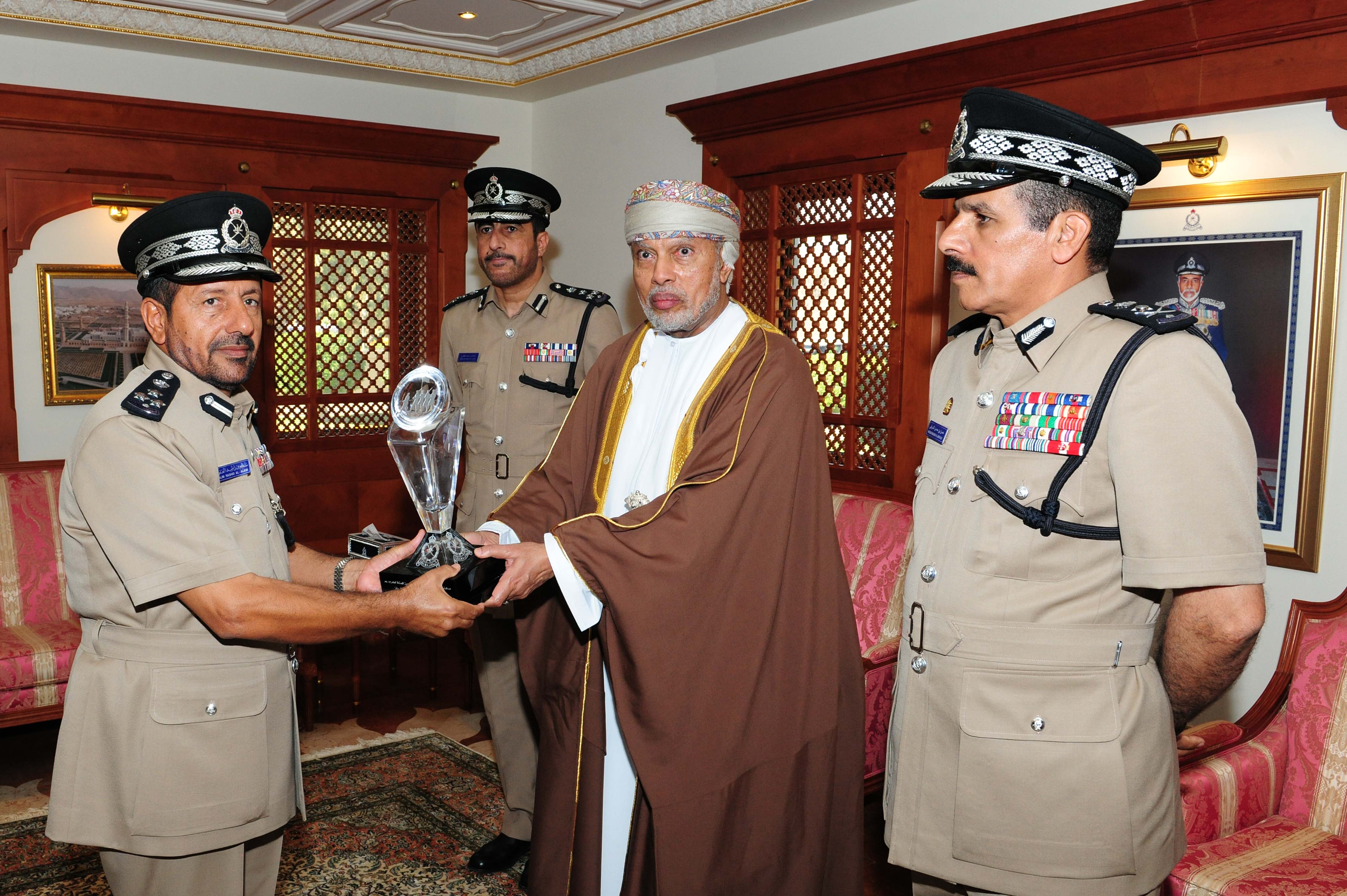 بالصور- شرطة عمان السلطانية تحتفل بيومها السنوي وتخرج عددا من الضباط المرشحين