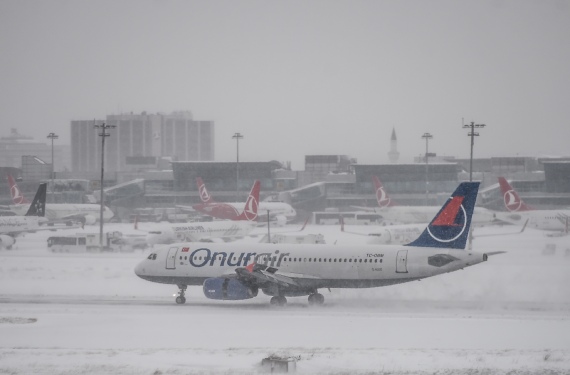 بحراً وجواً.. شاهد الثلوج تغلق مضيق البوسفور ومطار إسطنبول