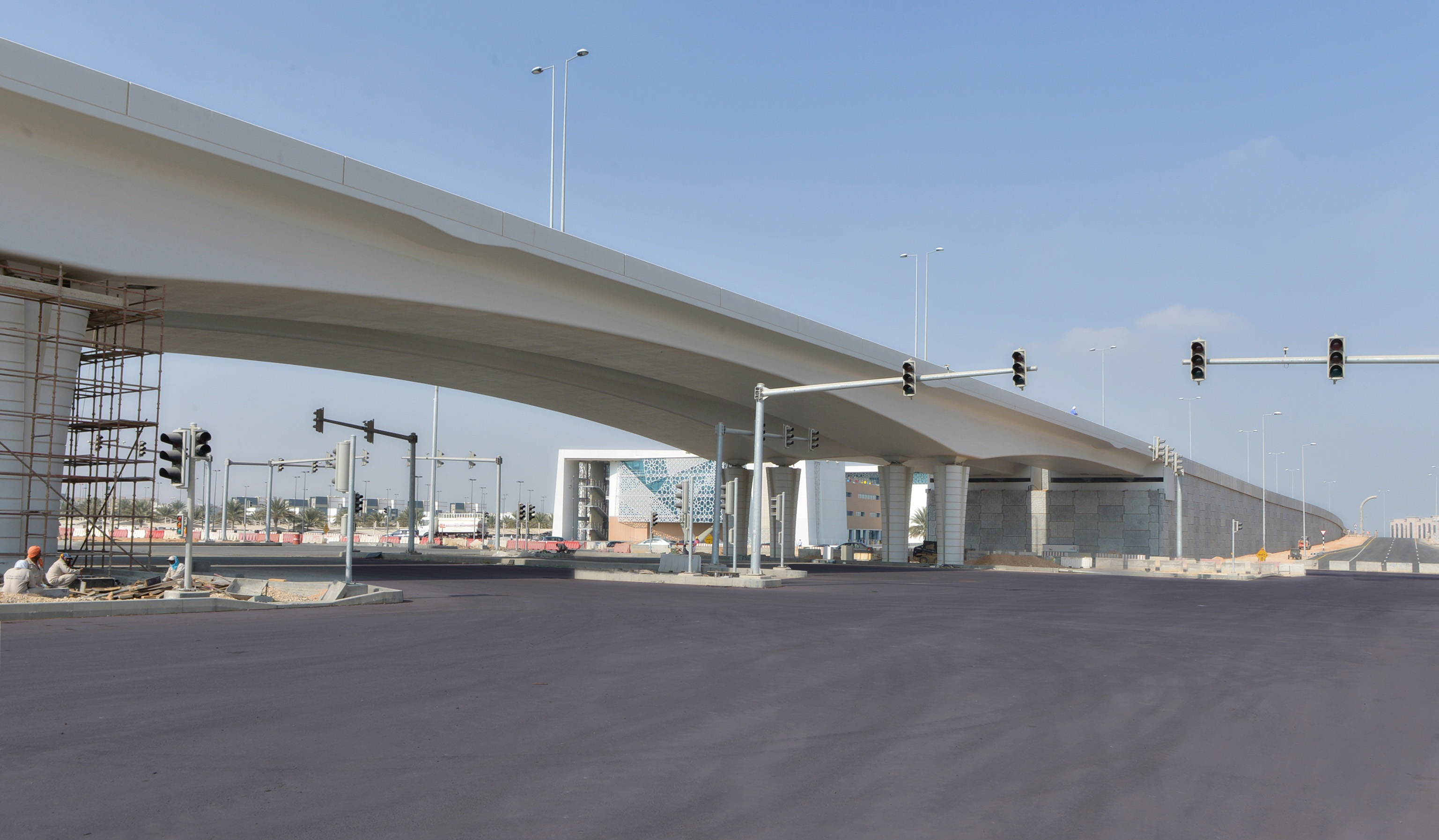 بلدية مسقط تفتتح جسر تقاطع العرفان أمام الحركة المرورية