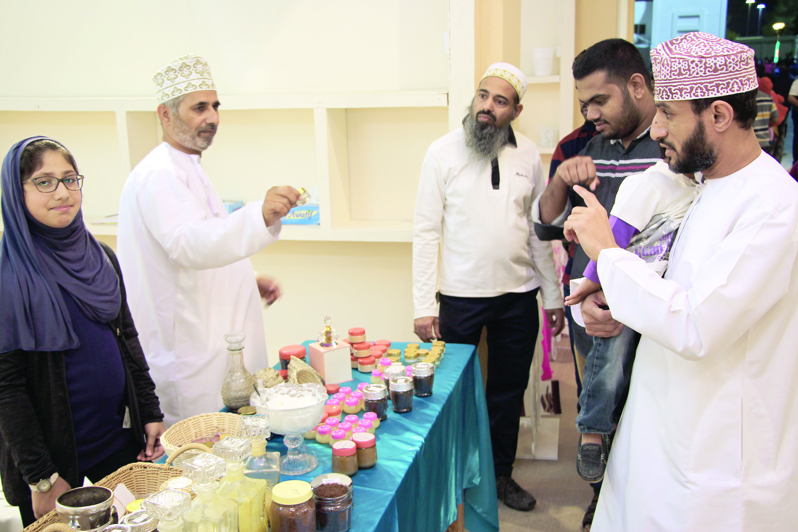 منتجات أم خلود للبخور تجتذب الزوار في العامرات