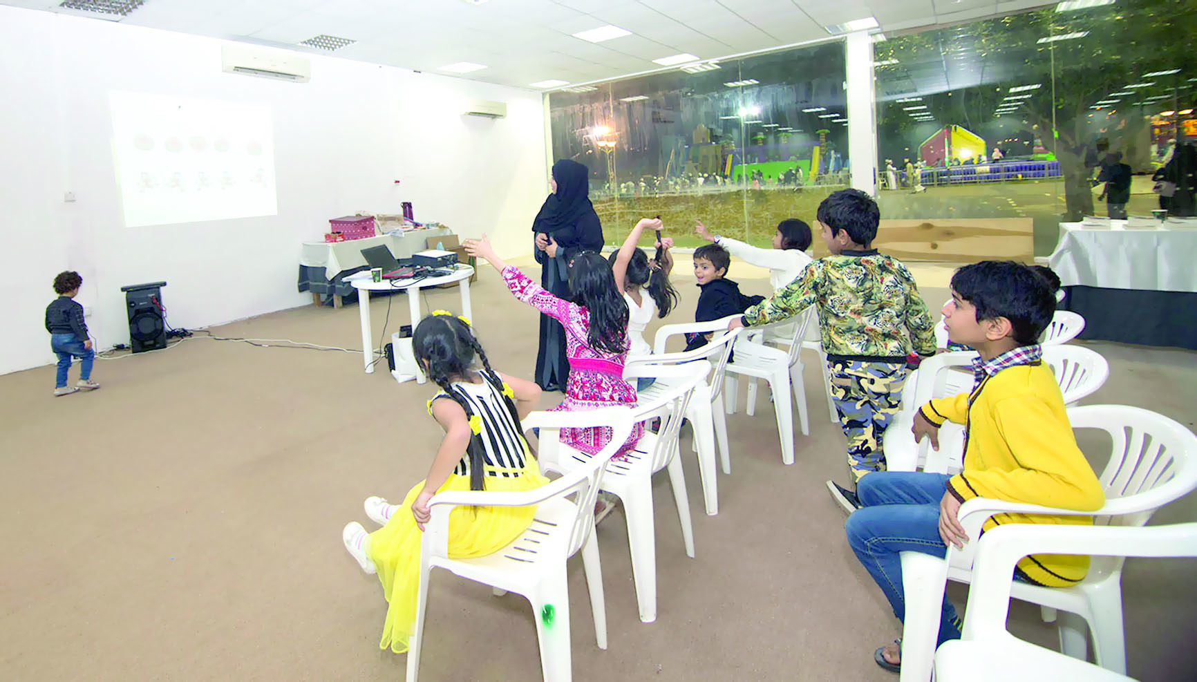 «النادي الثقافي» يقدم حلقات تعليمية وعلمية للأطفال بمتنزه العامرات