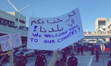 إستقبال مذهل لمنتقبة مسلمة بمطار لوس أنجلوس