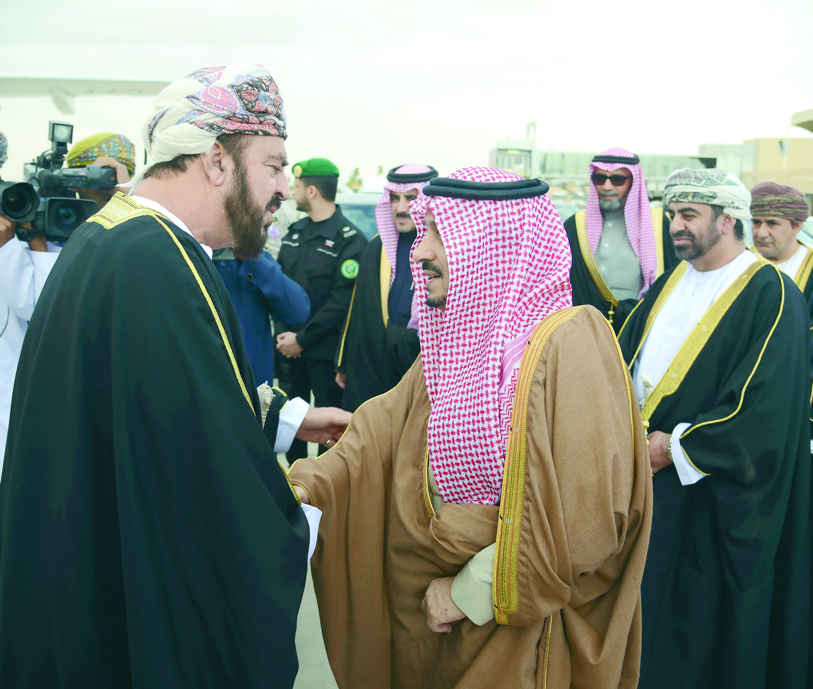 بناءً على تكليف جلالته السامي..
أسعد بن طارق يشارك في المهرجان السنوي لسباق الهجن بالرياض