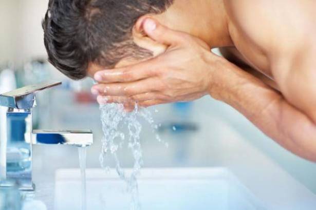 خطآن يرتكبهما الرجل عند غسل وجهه