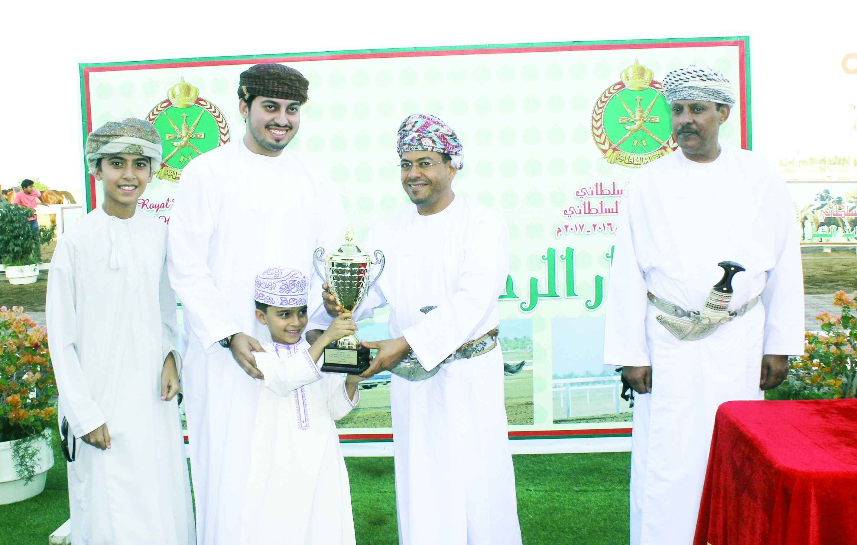 في أول مشاركة بسباقات الخيل بالسلطنة

شدَّاد يتفوق على خيول النخبة ويتوج بصدارة الشوط الثامن