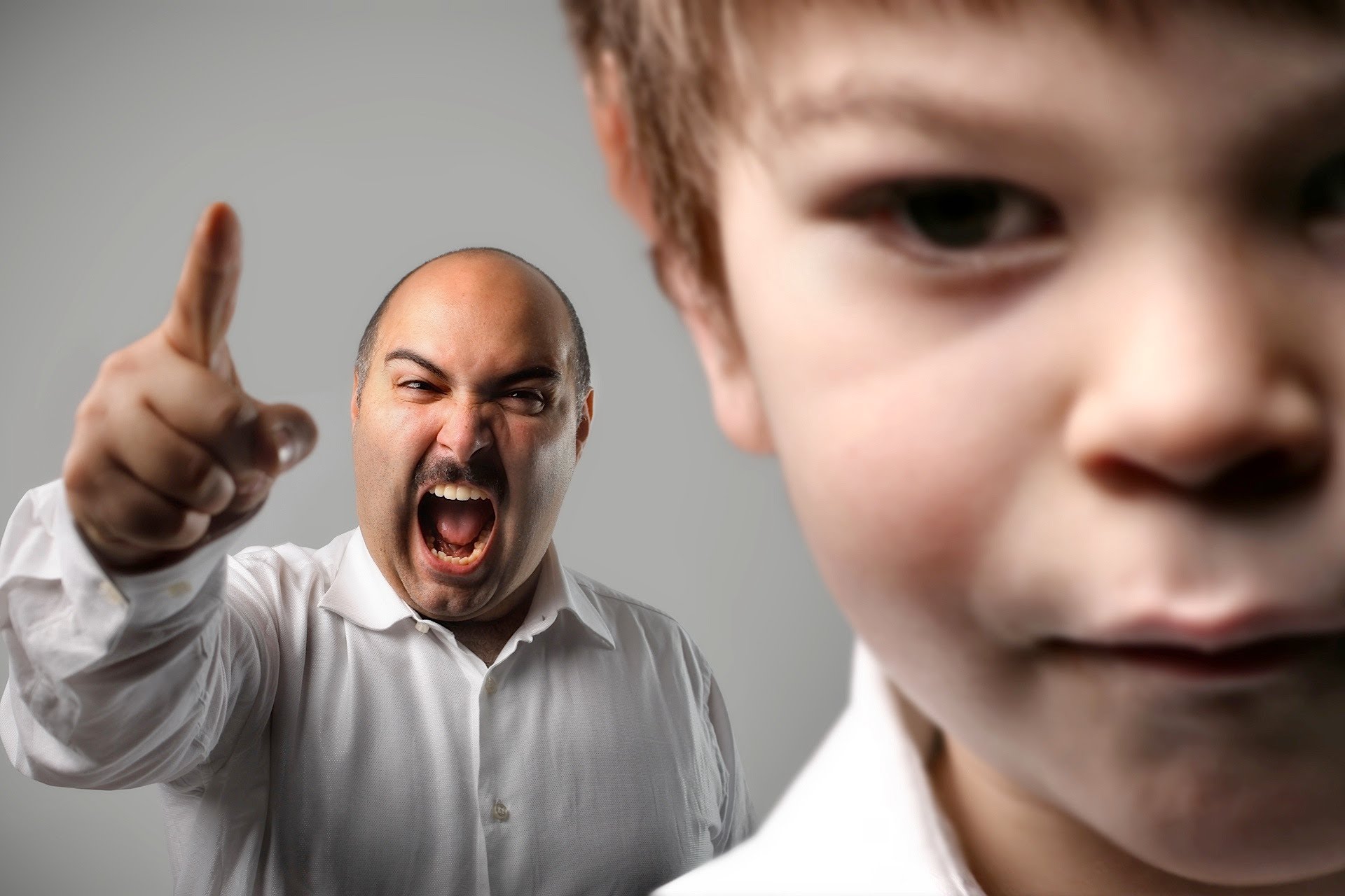 لئلا يكون مسرفاً أو بخيلاً.. هكذا تُعلم طفلك كيفية التصرف بالمال