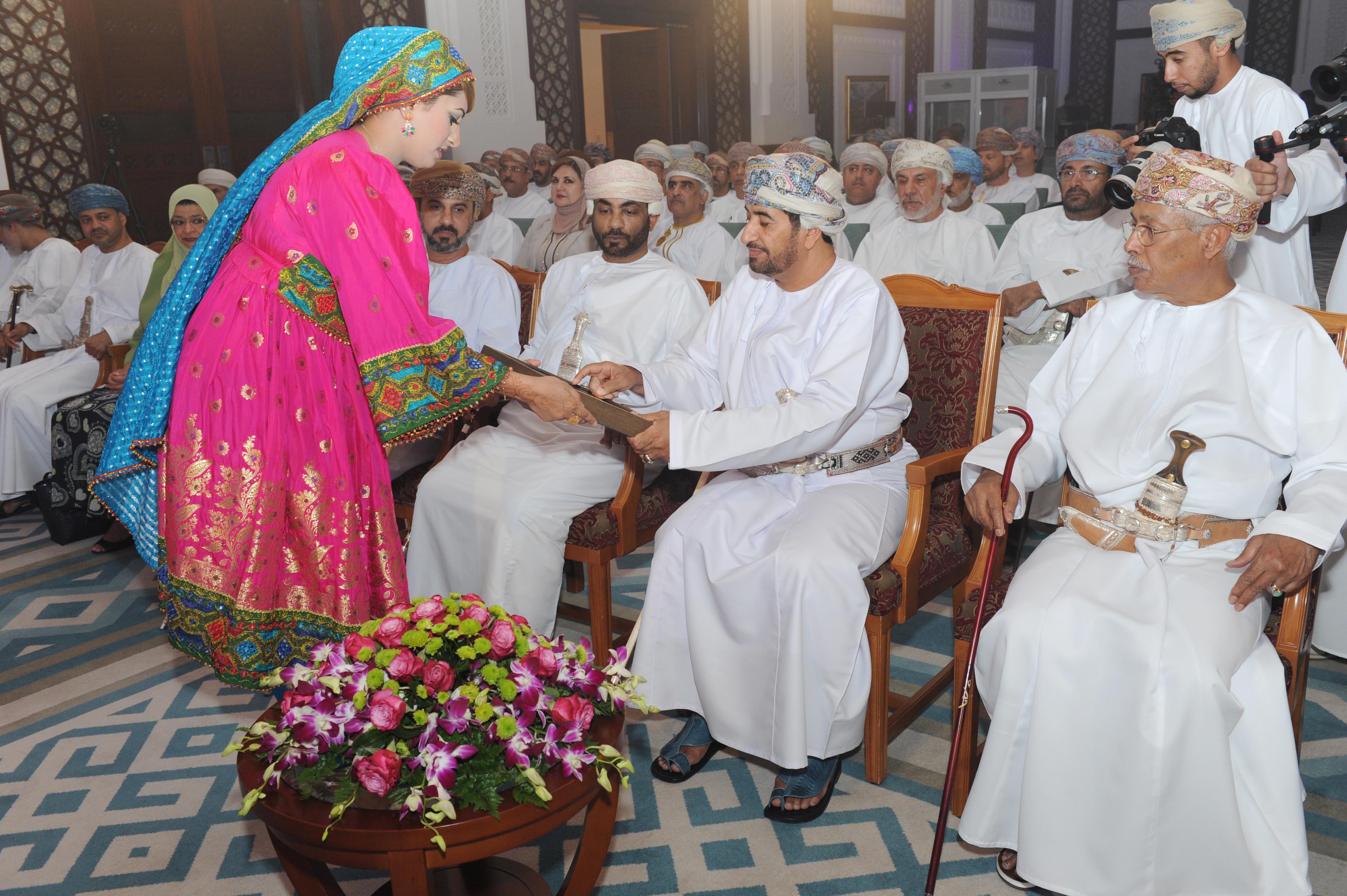 وزير الديوان يدشن كتاب عمان فجر جديد