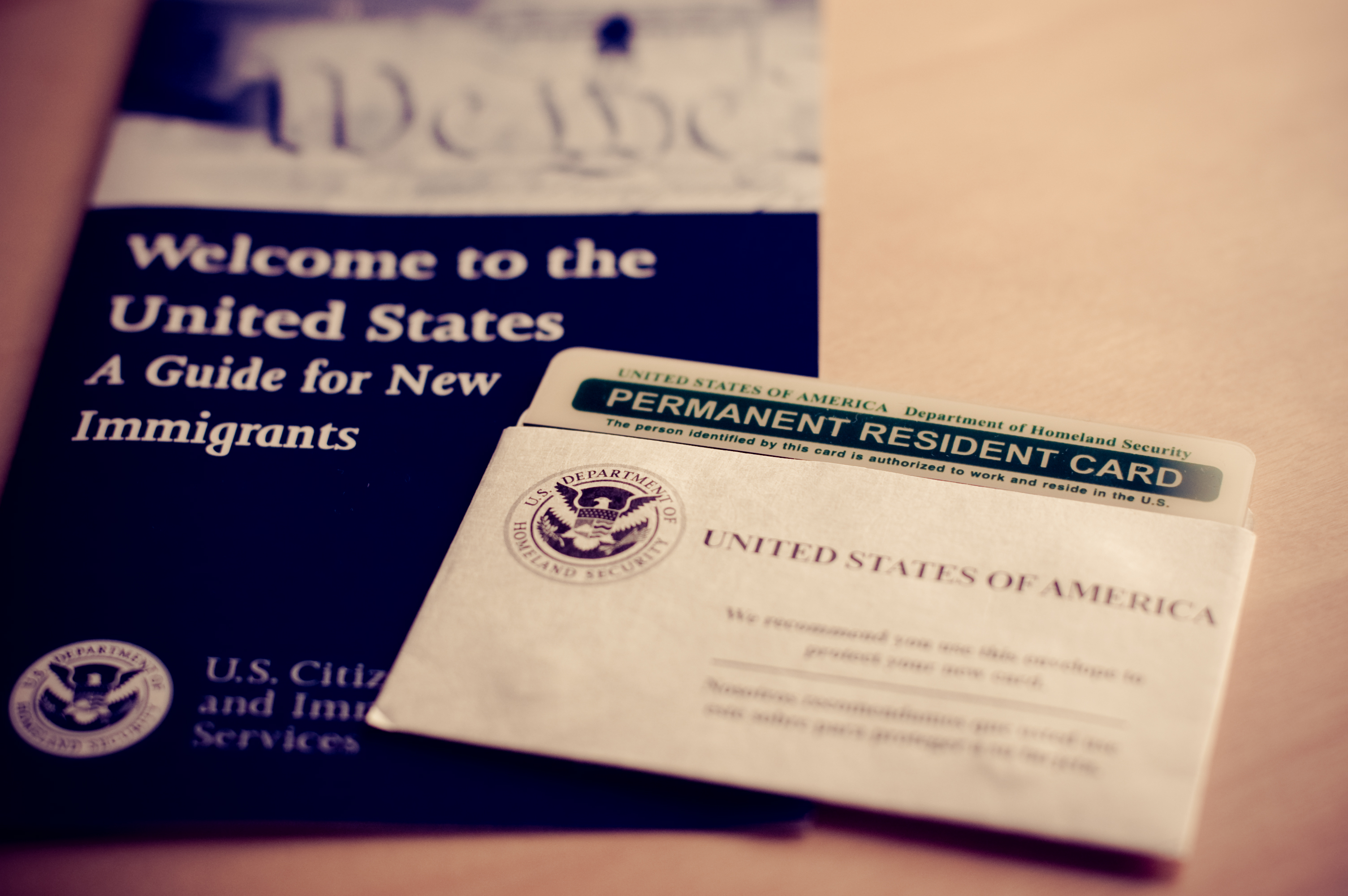 هل يشمل الحظر الأمريكي الجديد حاملي البطاقات الخضراء؟