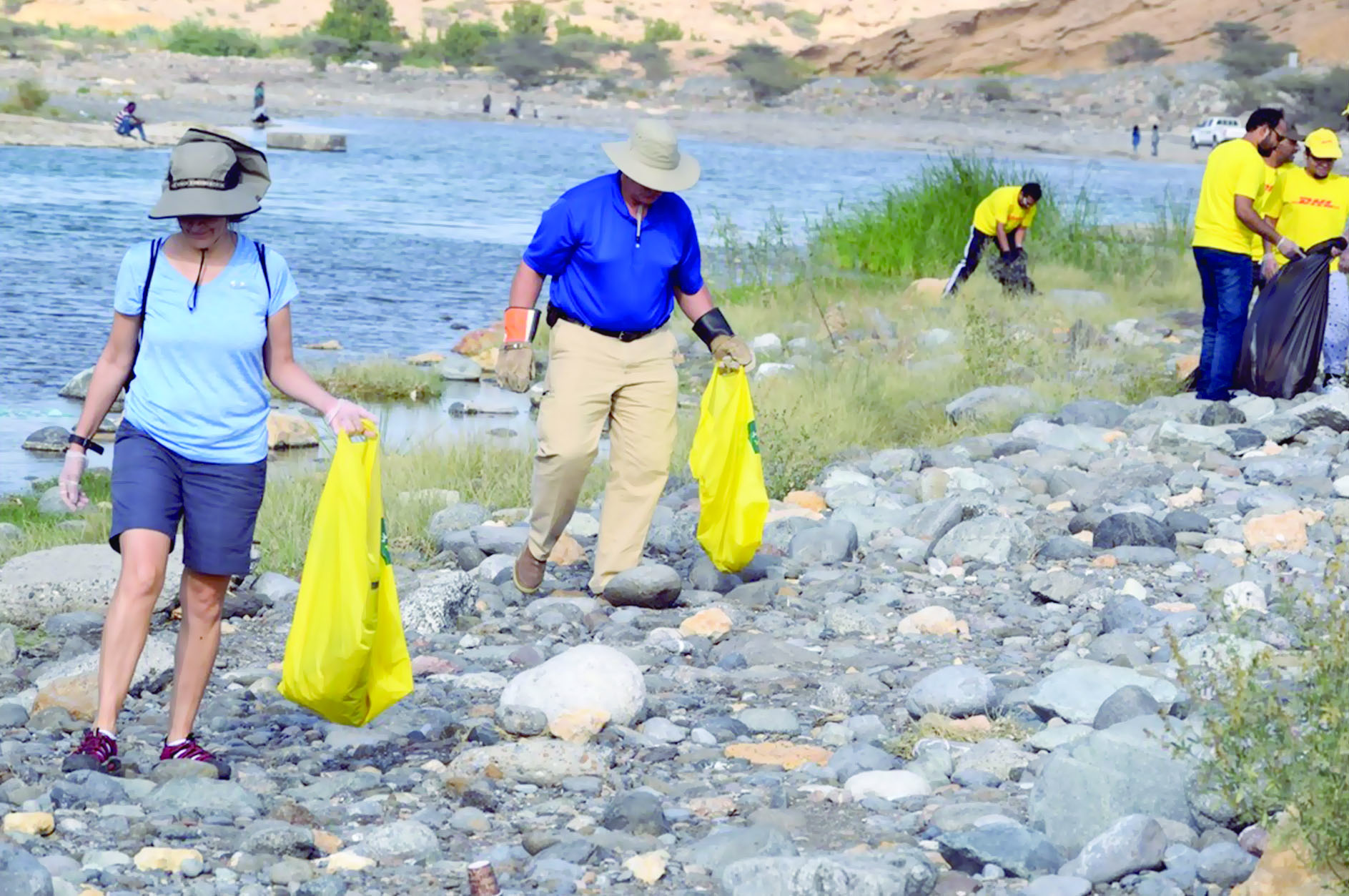المركز التجاري العُماني الأمريكي ينظّم حملة لتنظيف وادي الخوض