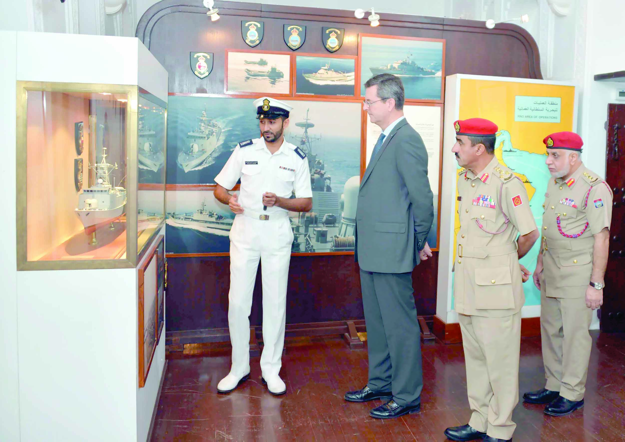 وفد عسكري فرنسي يزور متحف قوات السلطان المسلحة