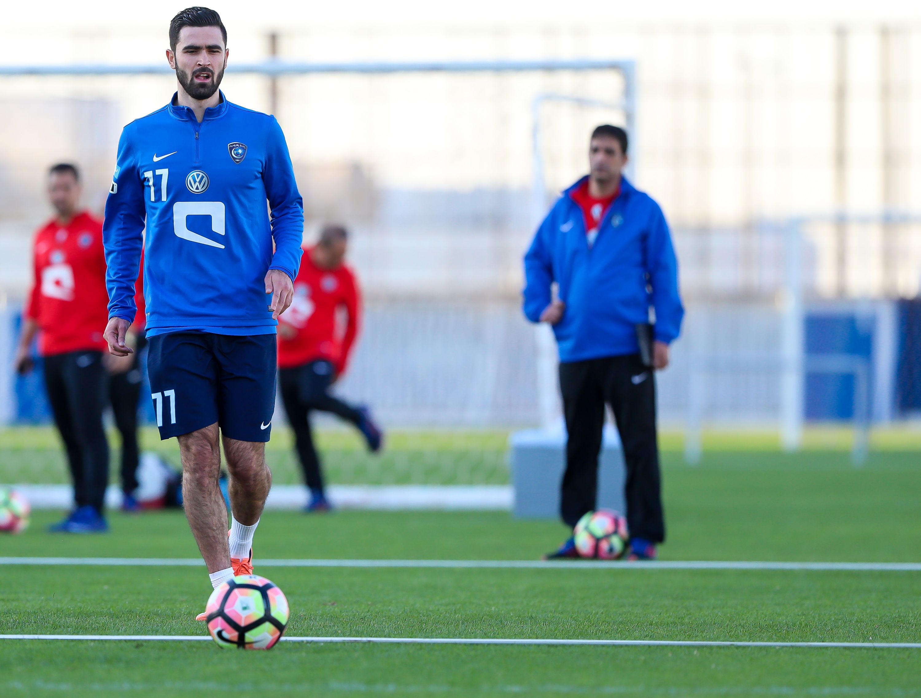 الهلال السعودي يكتفي بحصة تدريبية واحدة في عمان استعدادا للقاء بيروزي