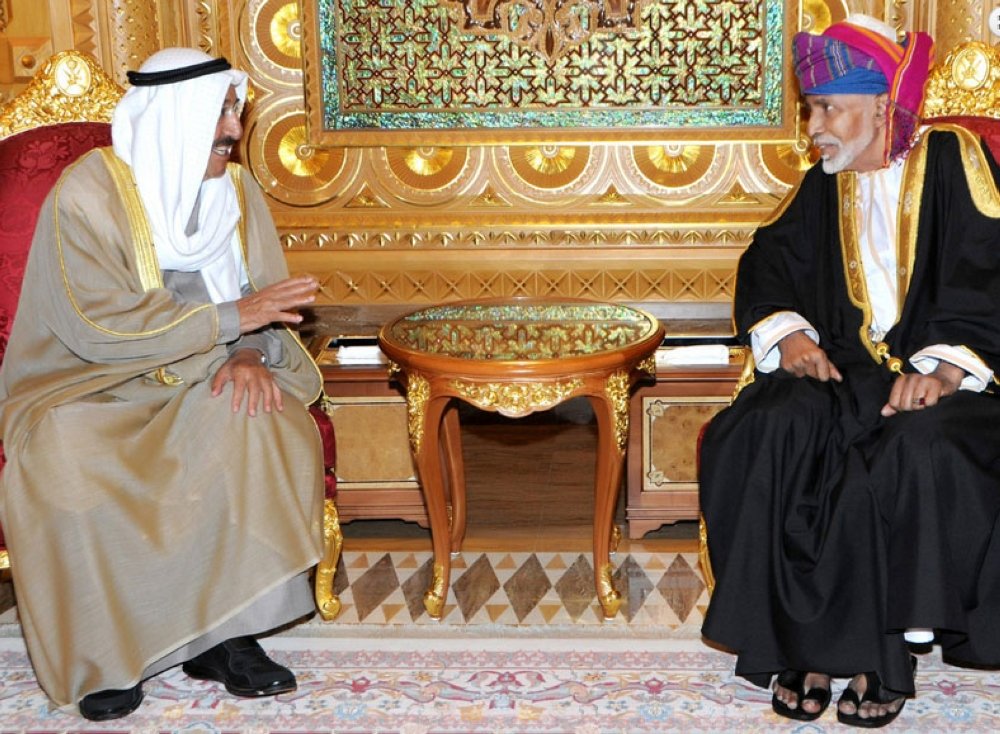 جلالة السلطان المعظم يقيم حفل عشاء على شرف أخيه أمير دولة الكويت ويمنحه وسام آل سعيد