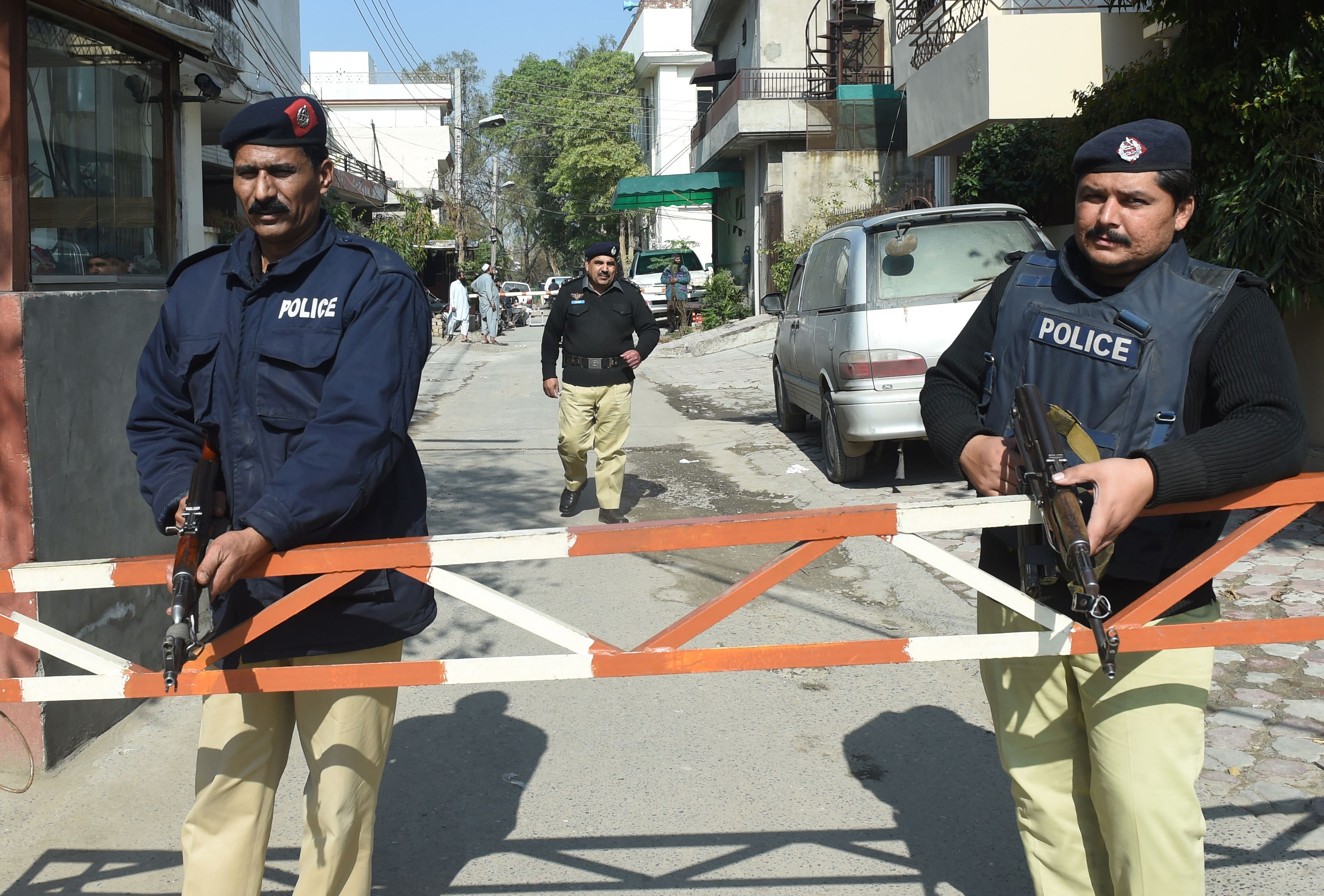 باكستان.. الشرطة تطارد انتحارياً داخل محكمة