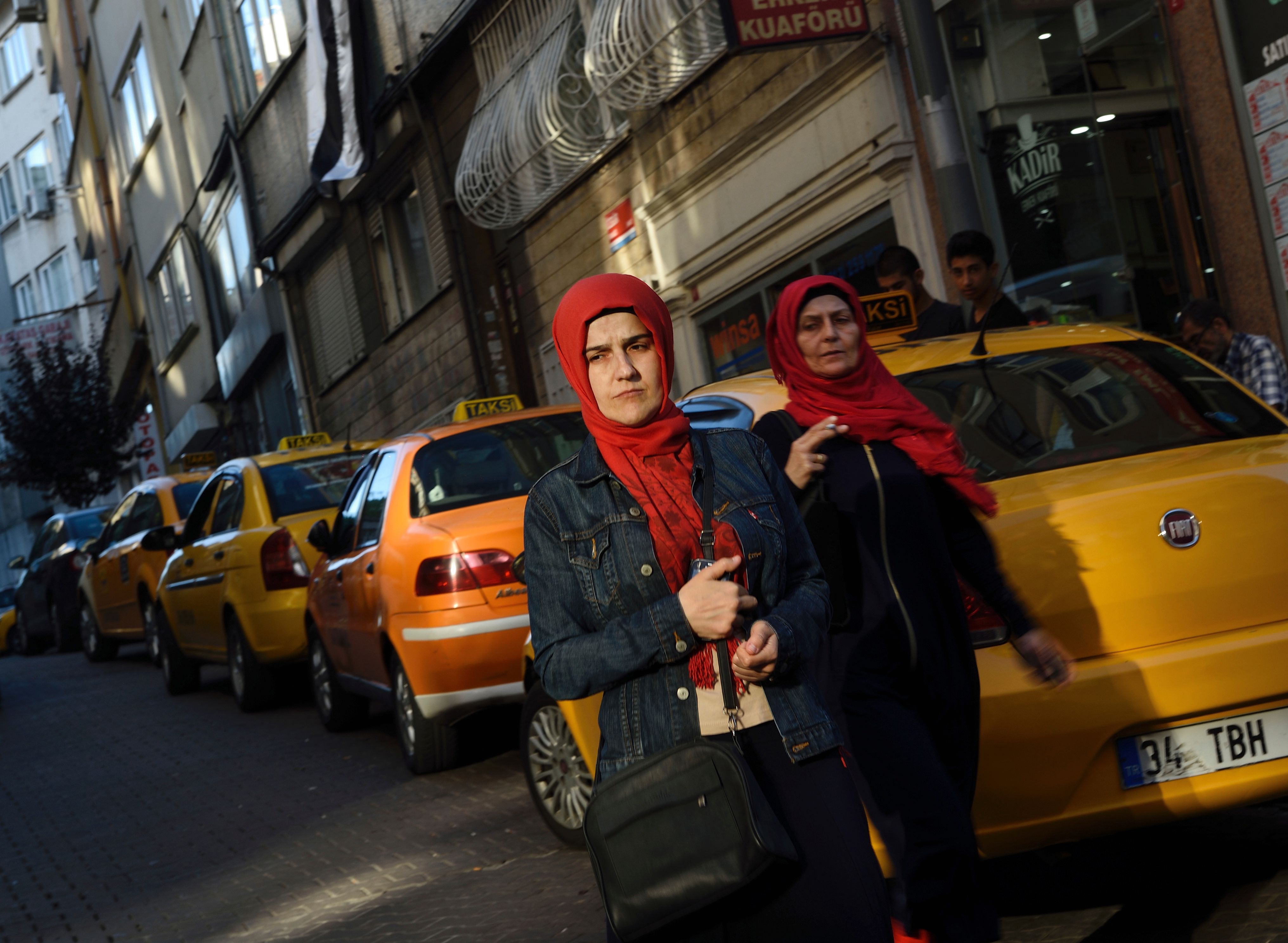 Turkey allows female soldiers to wear headscarves