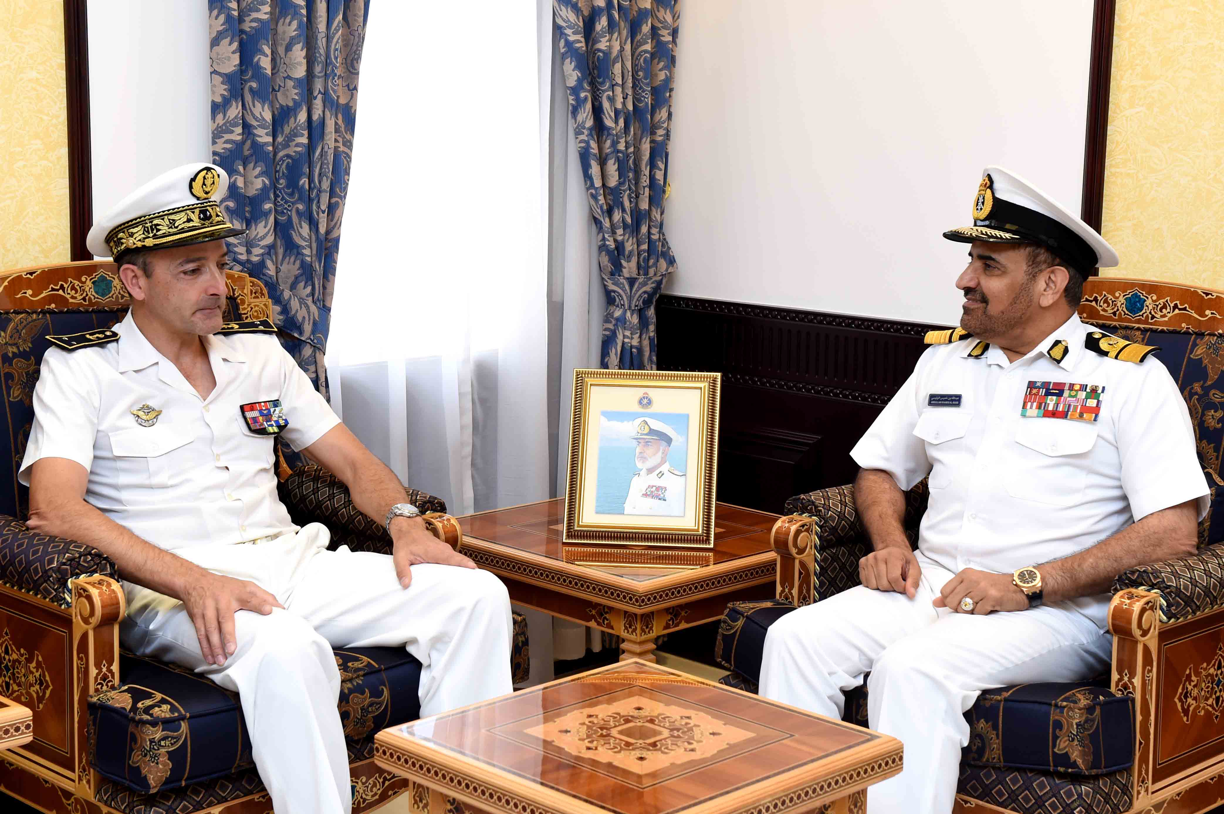 قائد البحرية السلطانية العمانية يستقبل قائد القوات الفرنسية في المحيط الهندي