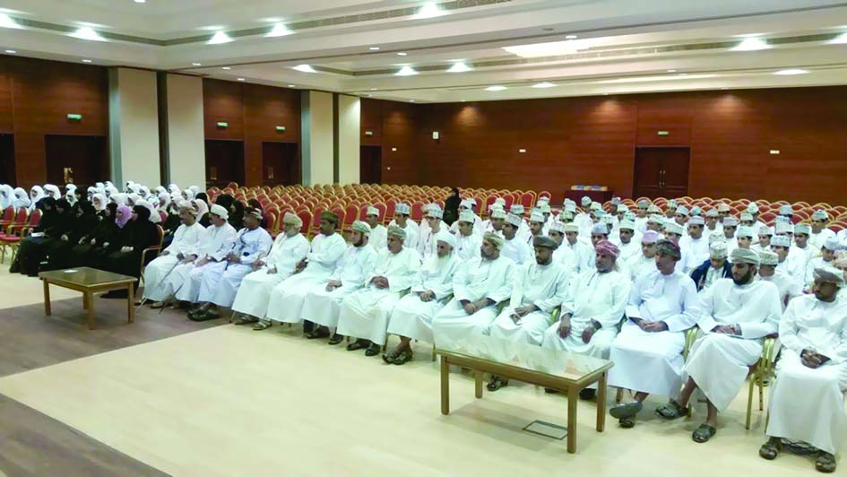 محاضرة حول "الابتزاز الإلكتروني" بمحافظة بالداخلية