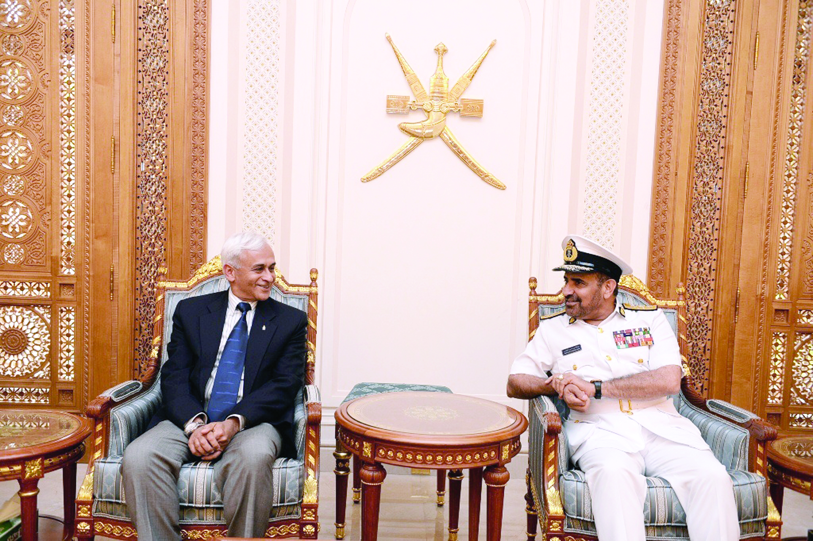 رئيس هيئة الأركان البحرية بالهند يصل السلطنة