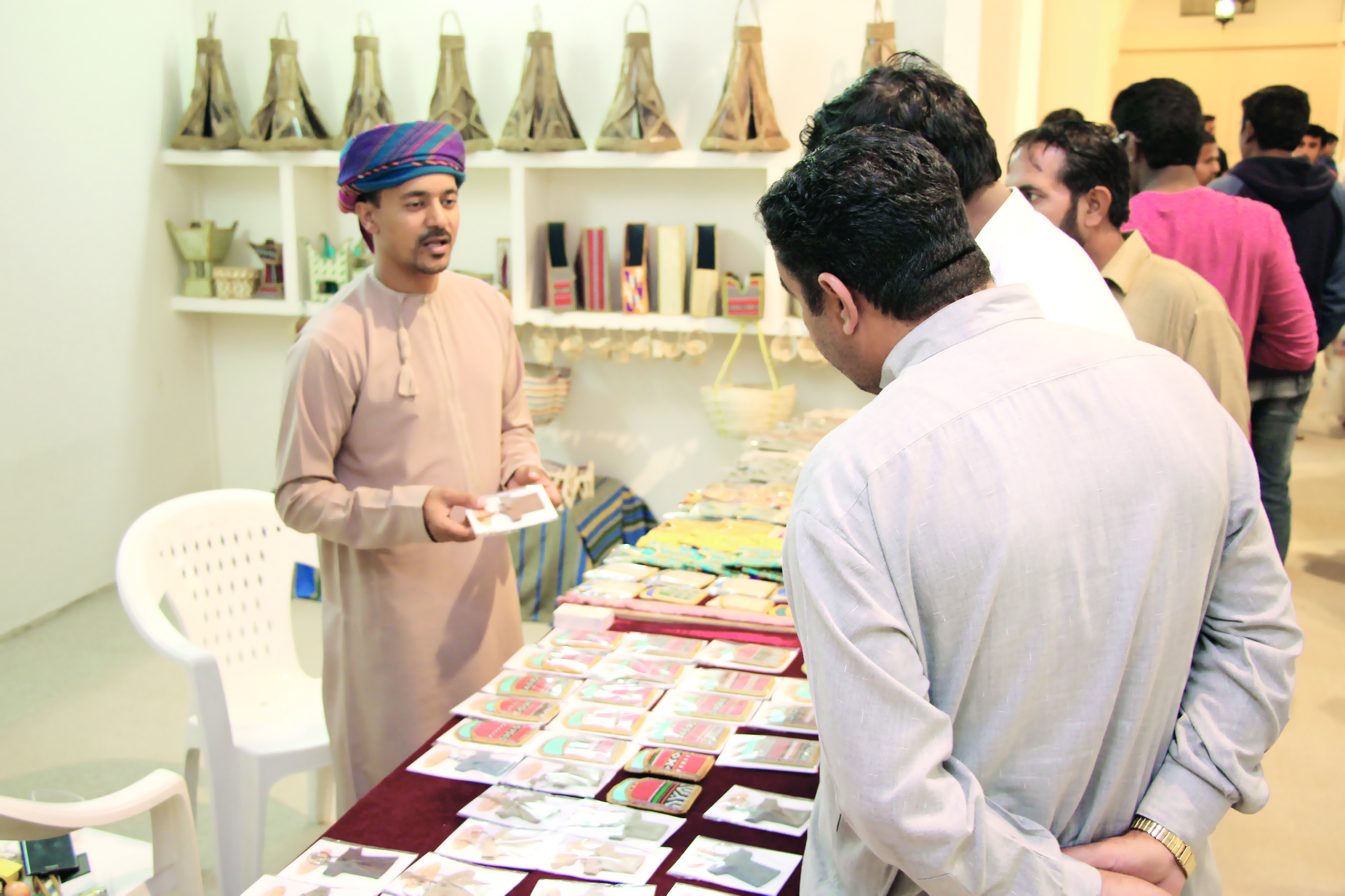 حســـــــــــــــــــين الدروشي يبهر الزوار بإبداعاته من جريد النخيل