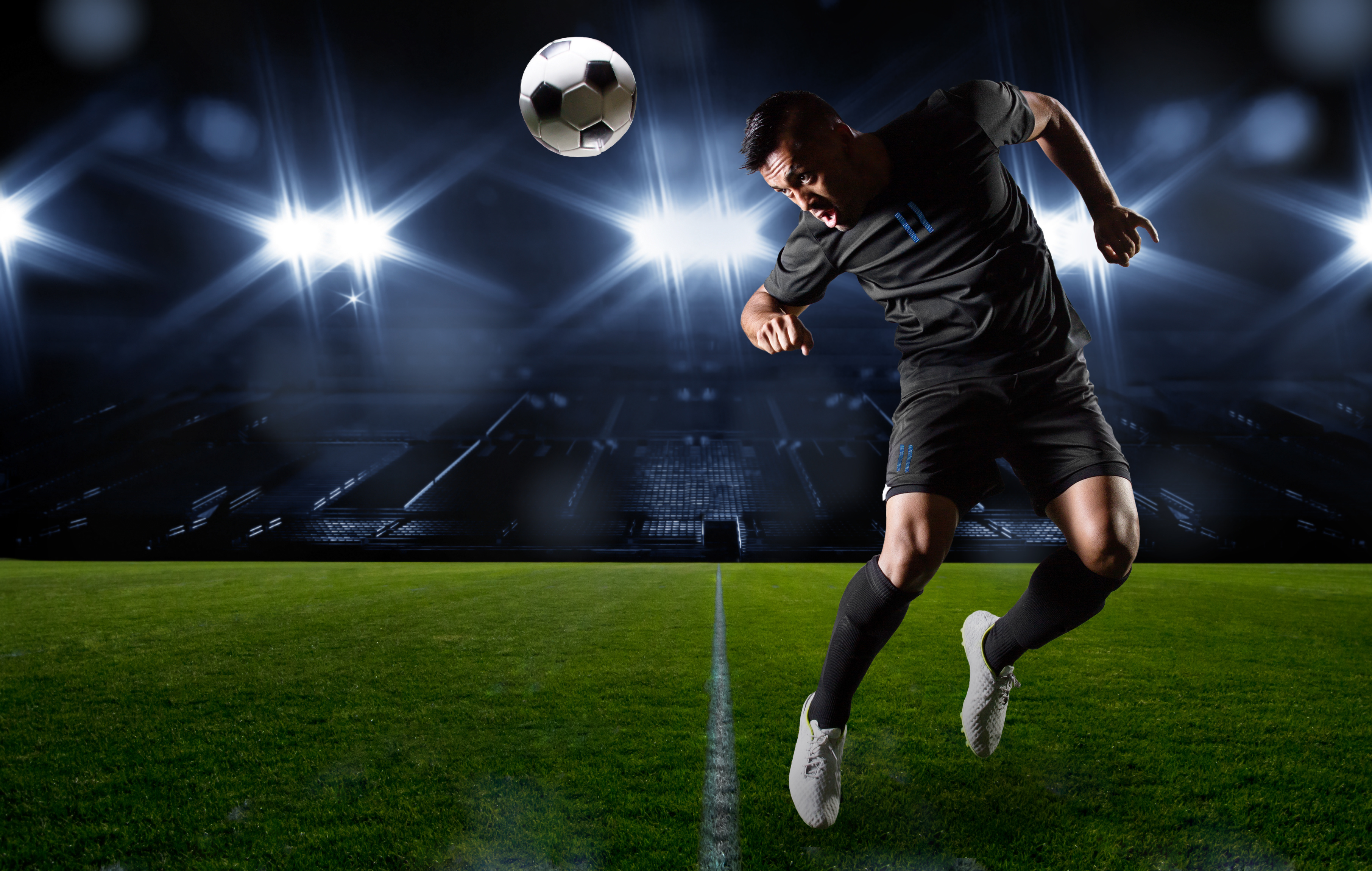 احذر.. ضرب كرة القدم بالرأس قد يؤدي لأعراض تشبه الارتجاج