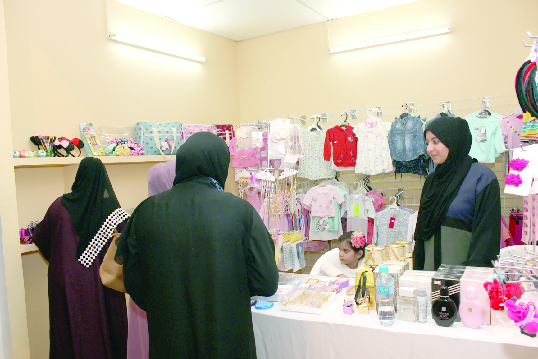 منتجات متنوعة للأطفال بالسوق الاستهلاكي بالعامرات