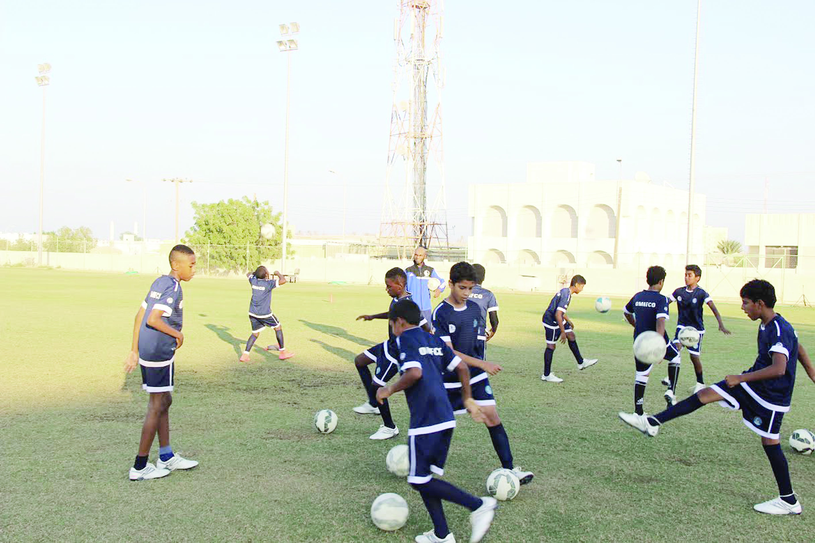 "مدرسة أوميفكو للكرة" تكثف تدريب اللاعبين البراعم