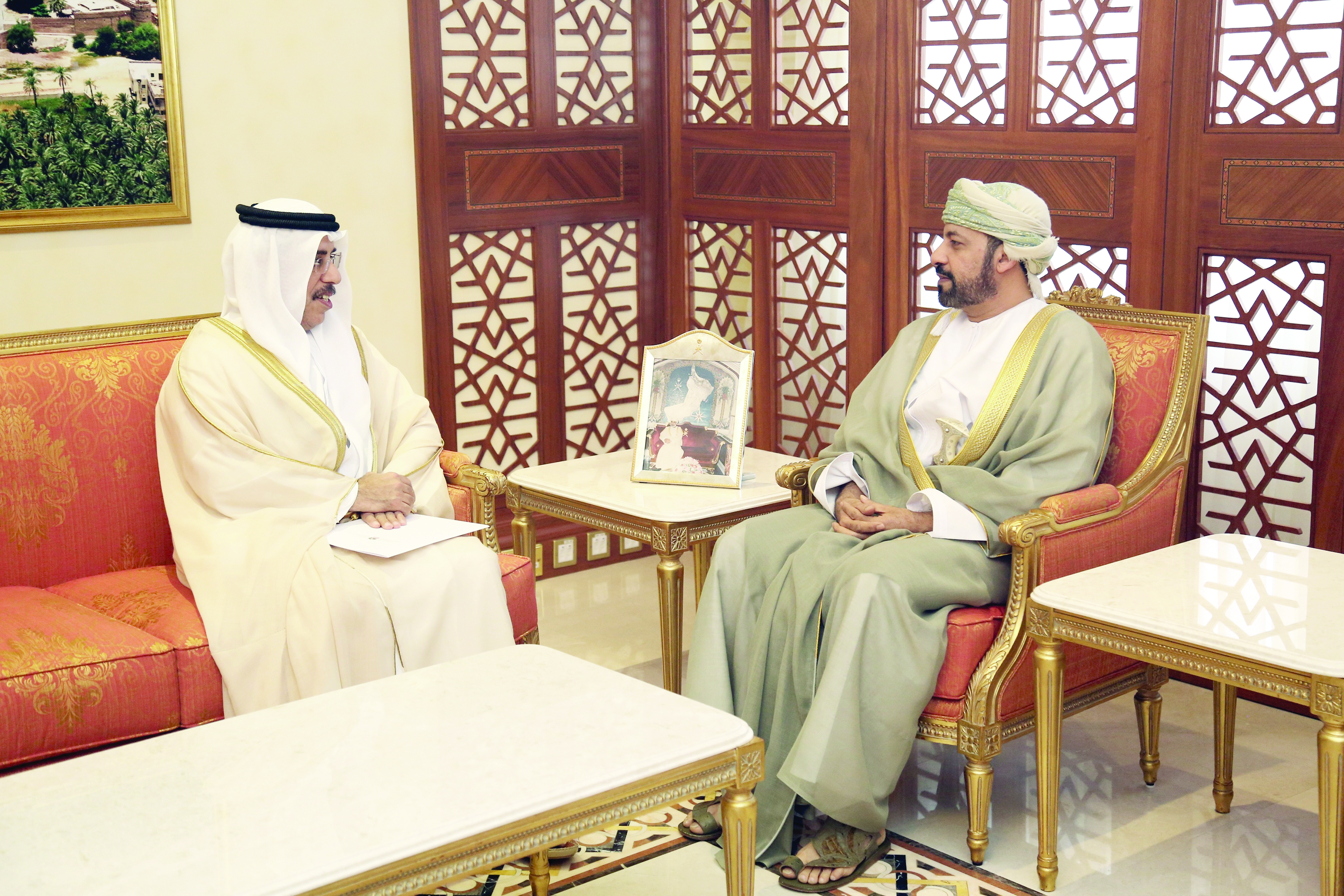 وزير الداخلية يتسلم دعوة لحضور القمة العالمية للحكومات