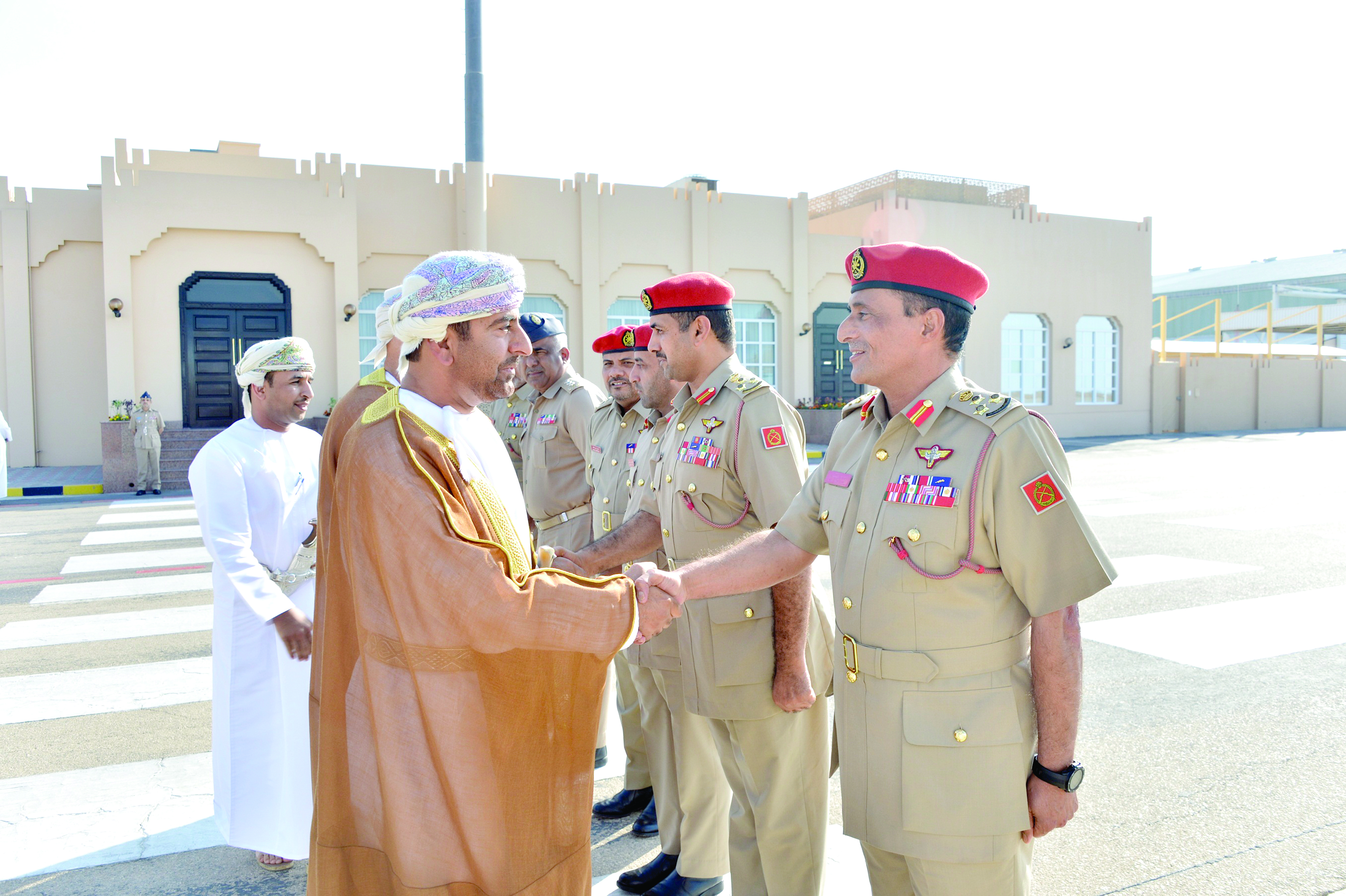 قائد الجيش السلطاني العماني يغادر البلاد إلى دولة الإمارات العربية المتحدة