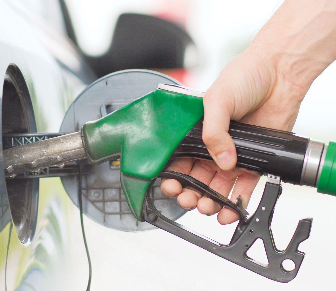 الحكومة تثبِّت سعر البنزين 91 وتتبنى دعم الفئات المستحقة