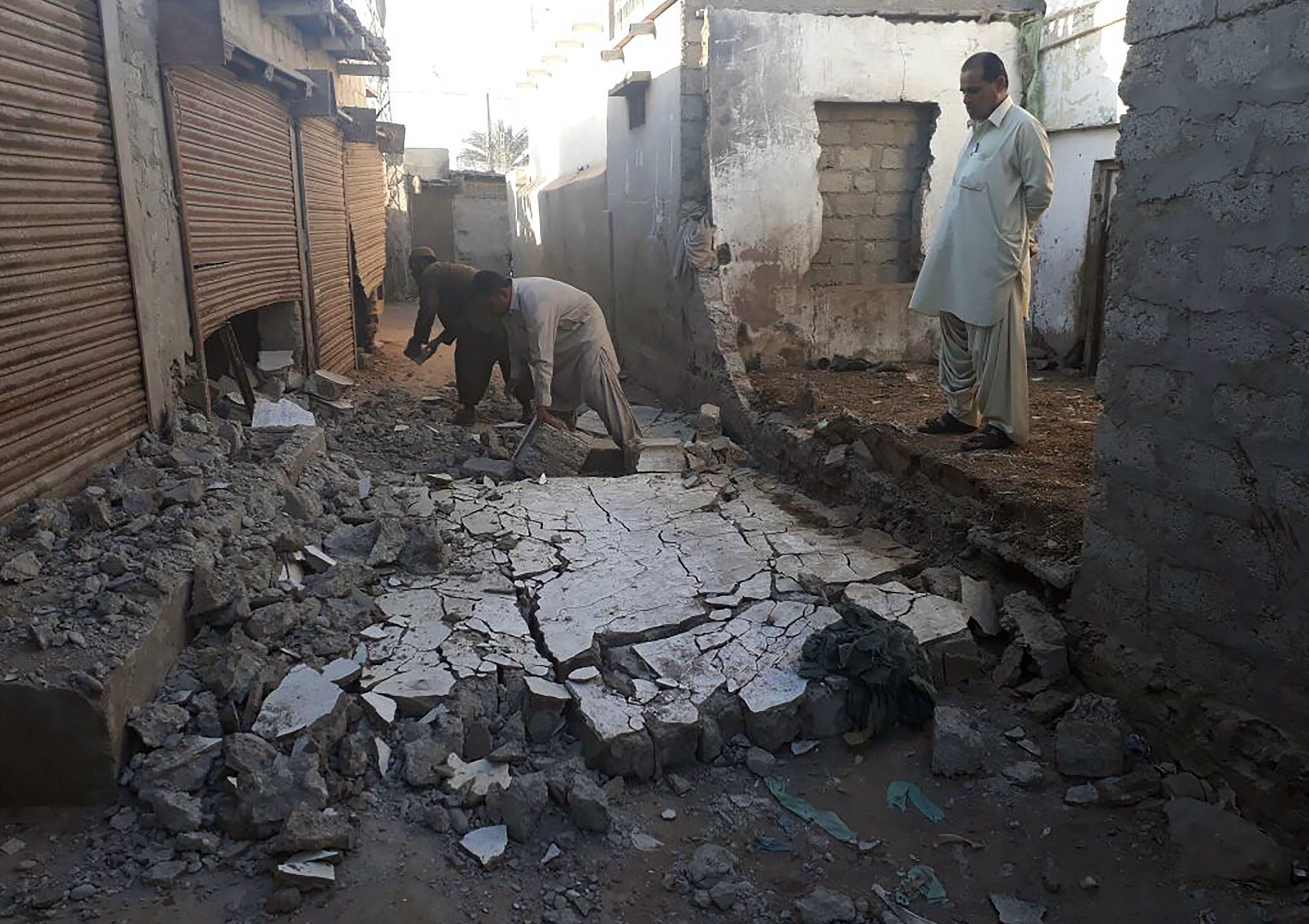Powerful quake strikes off Pakistan coast