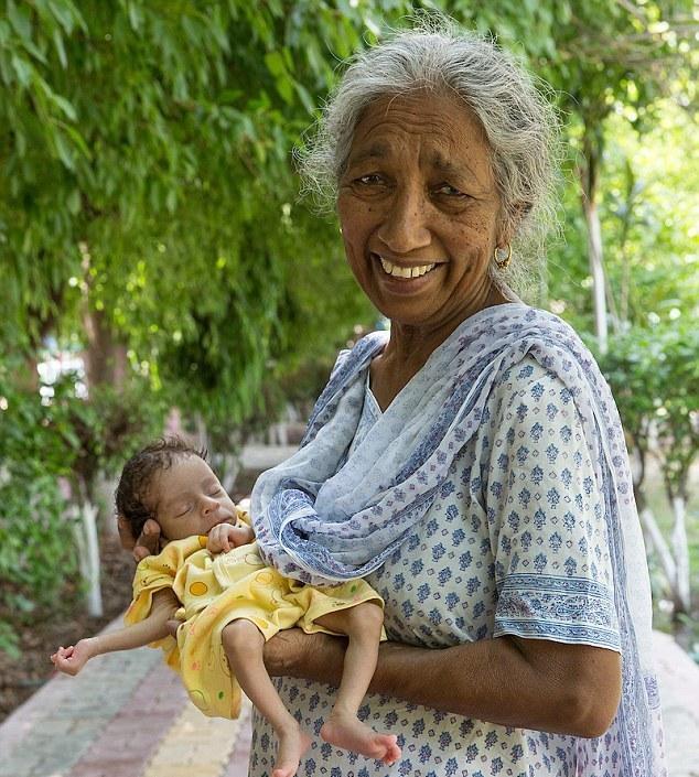 هندية تنجب طفلها الأول وعمرها 72 عاماً