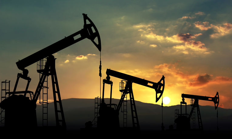 النفط يلامس أدنى مستوى في 3 أشهر