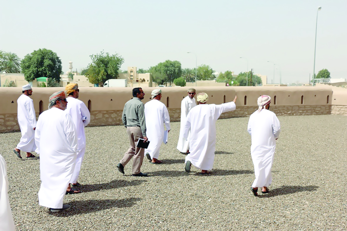التراث والسياحة تتابعان صيانة حصني الخندق والحلة بالبريمي