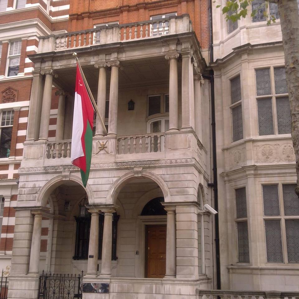 سفارة السلطنة في لندن تدعو المواطنين في بريطانيا إلى توخي الحذر