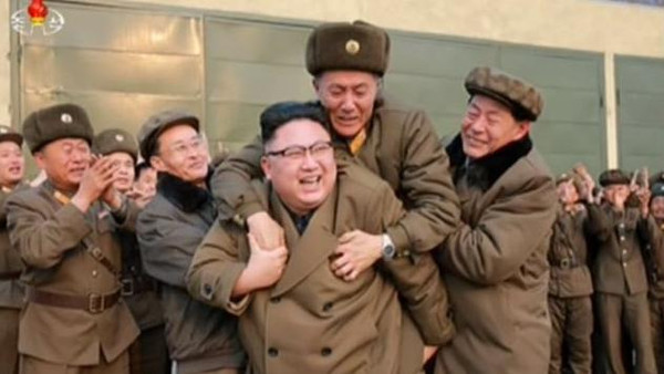 من الرجل الغامض الذي حمله زعيم كوريا الشمالية على ظهره؟