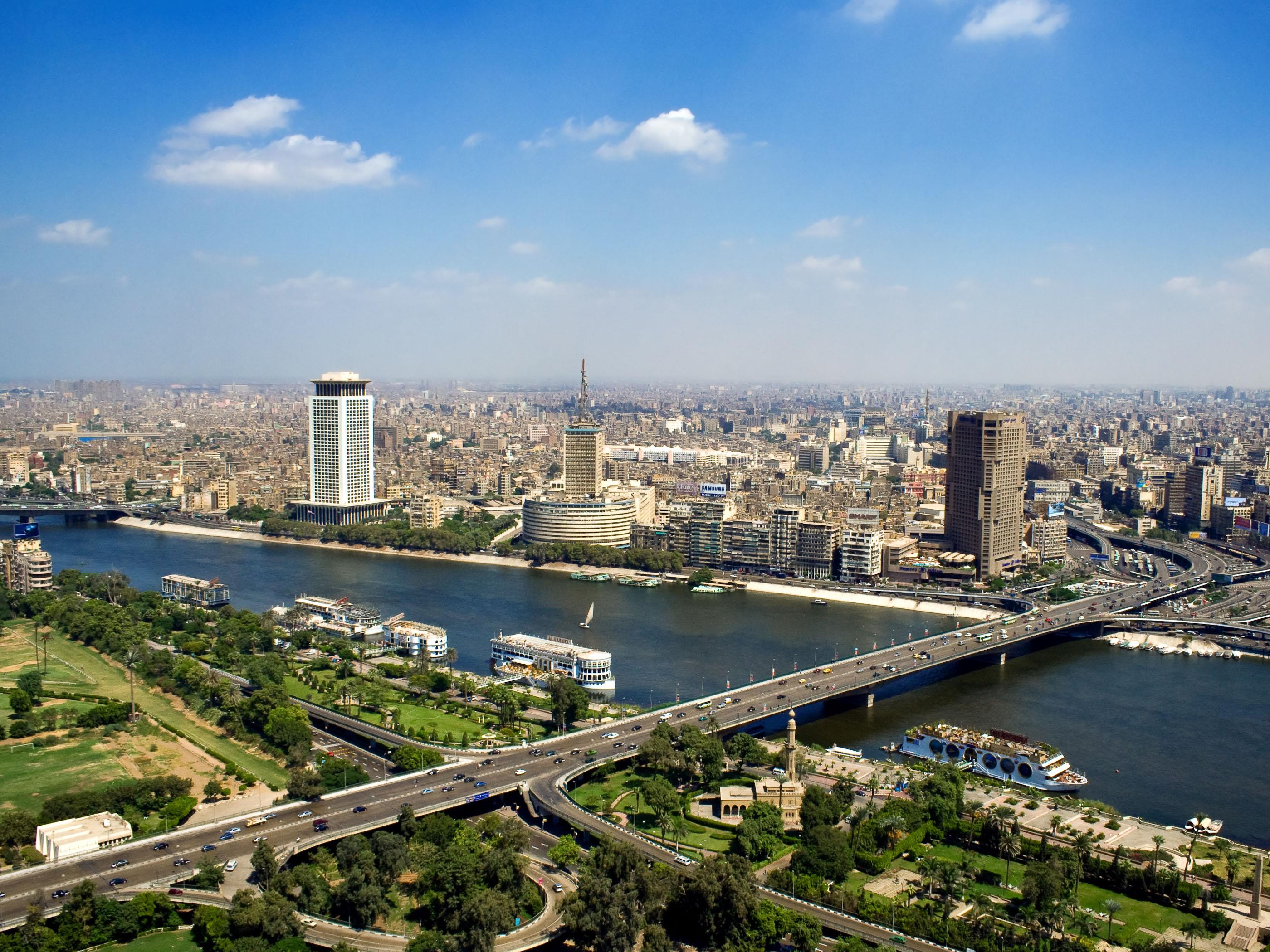 ارتفاع عدد مصابي انهيار عقار جاردن سيتي بالقاهرة إلى 9 أشخاص