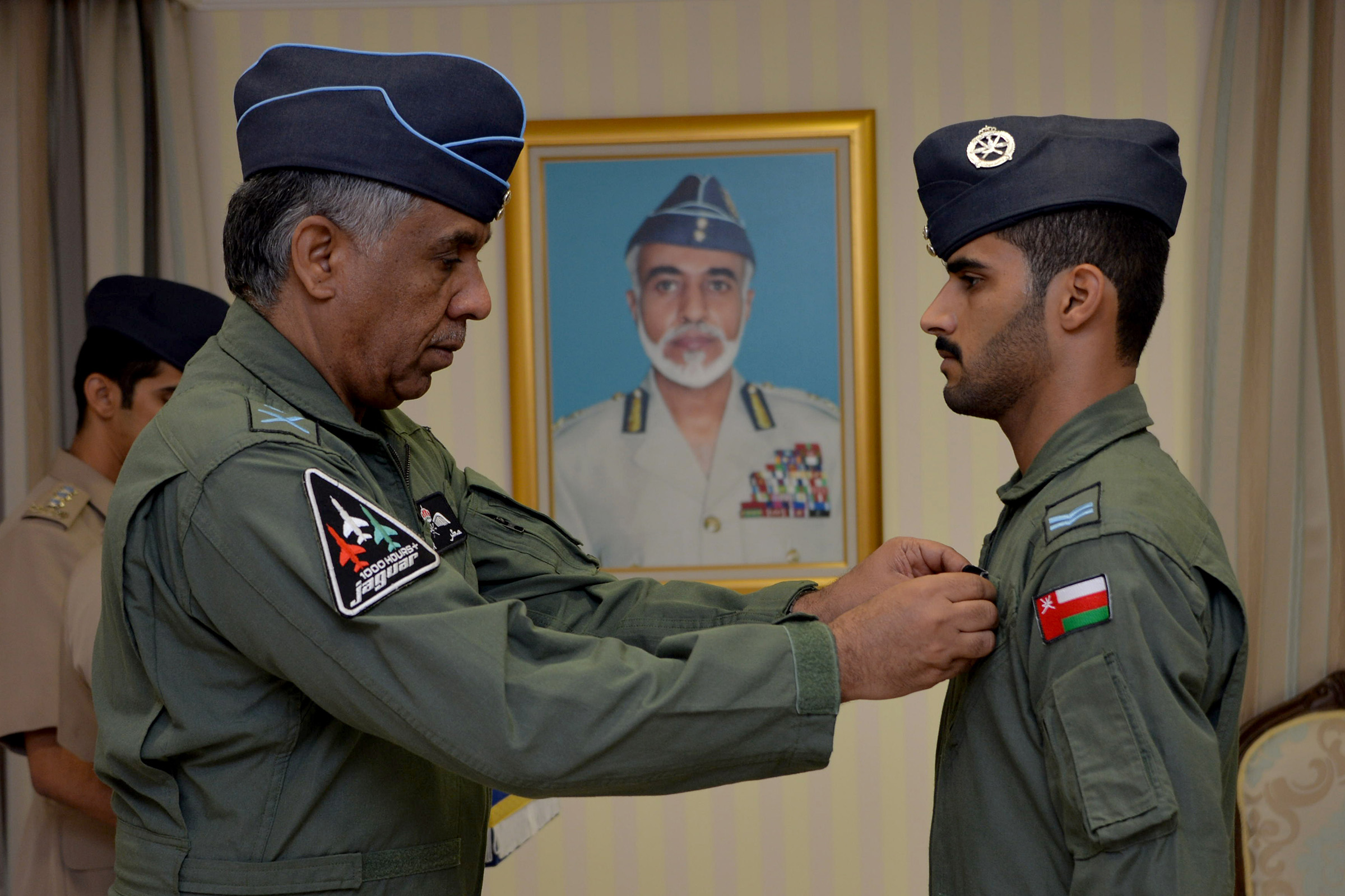سلاح الجو يسلم شهادات التدريب لعدد من منتسبيه