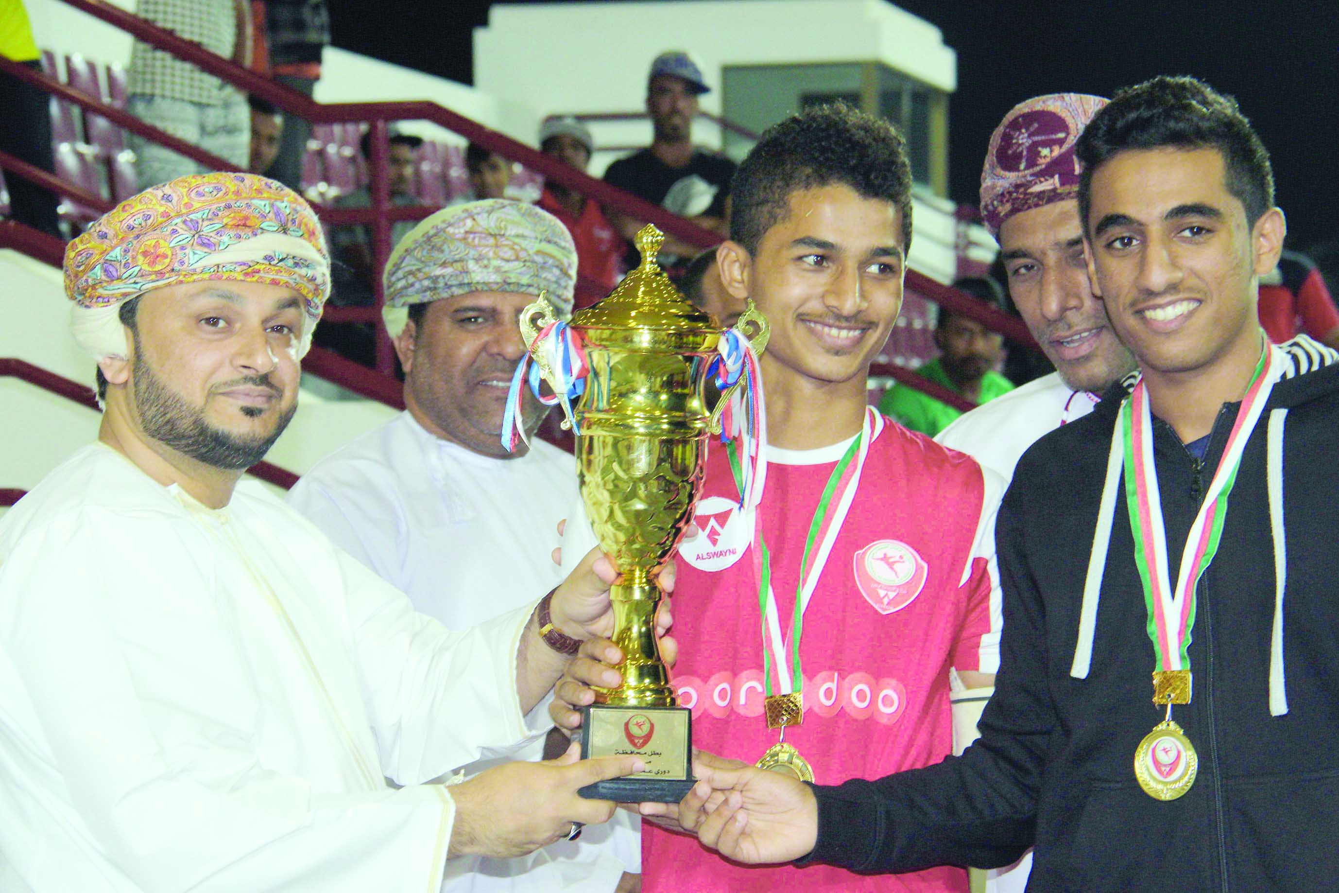 مدرسة راشد بن الوليد تتوج بلقب دوري عمان للمدارس بتعليمية مسقط