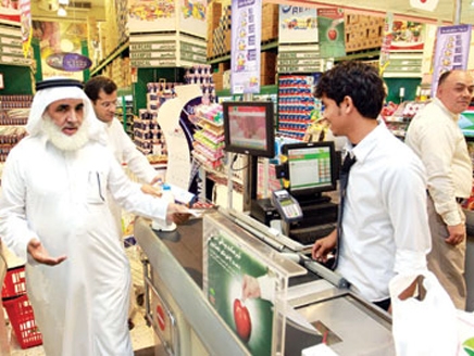 خوف السعوديين من المستقبل يغير أولوياتهم في الشراء