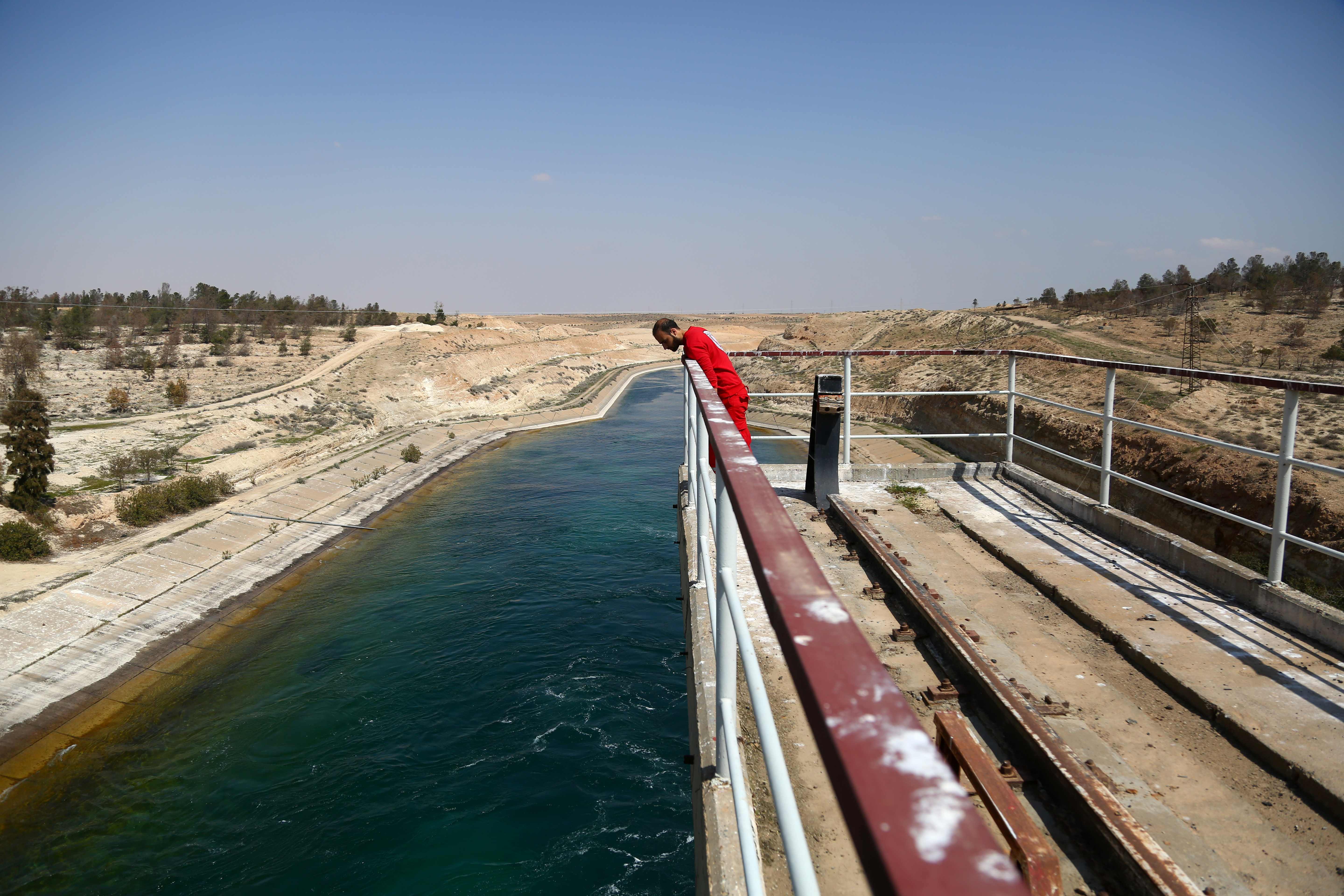 Guns silent as engineers work to ease pressure on Syrian dam
